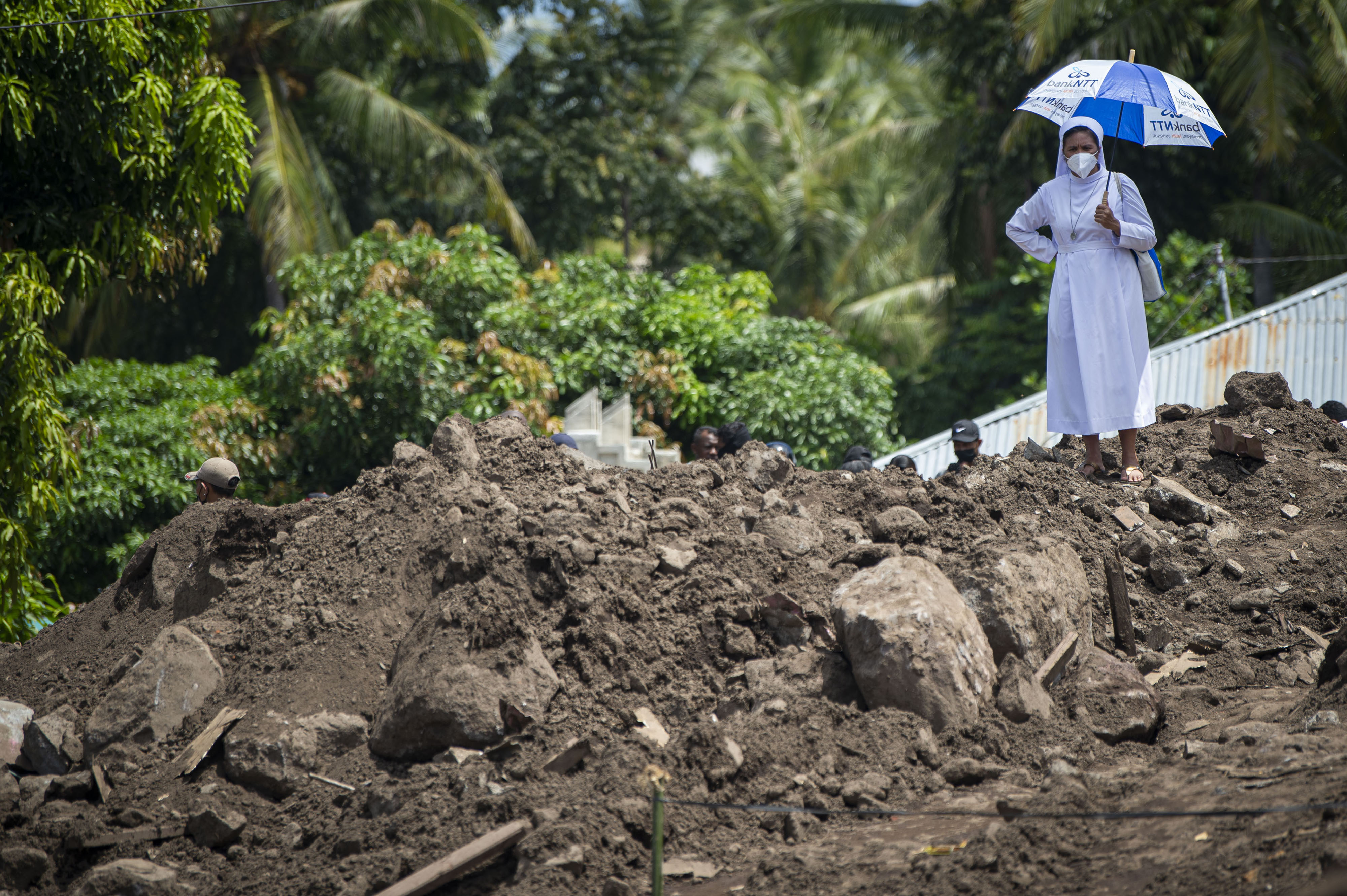 Tanah longsor di Desa Nelelamadike, Ile Boleng, Kabupaten Flores Timur, Nusa Tenggara Timur. 
