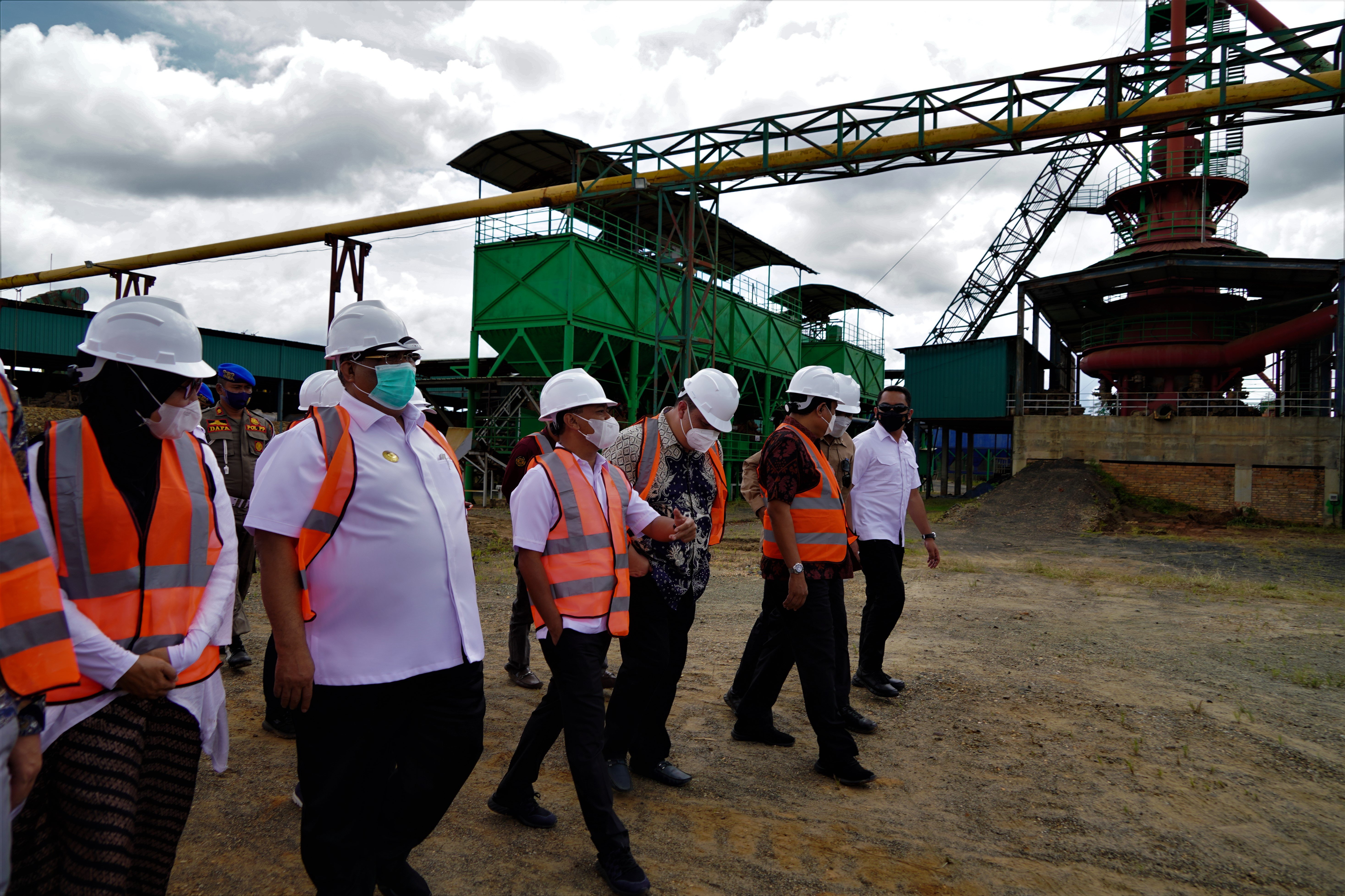 Kepala Badan Koordinasi Penanaman Modal (BKPM) Bahlil Lahadalia (tengah) kunjungan ke Sulawesi utara.