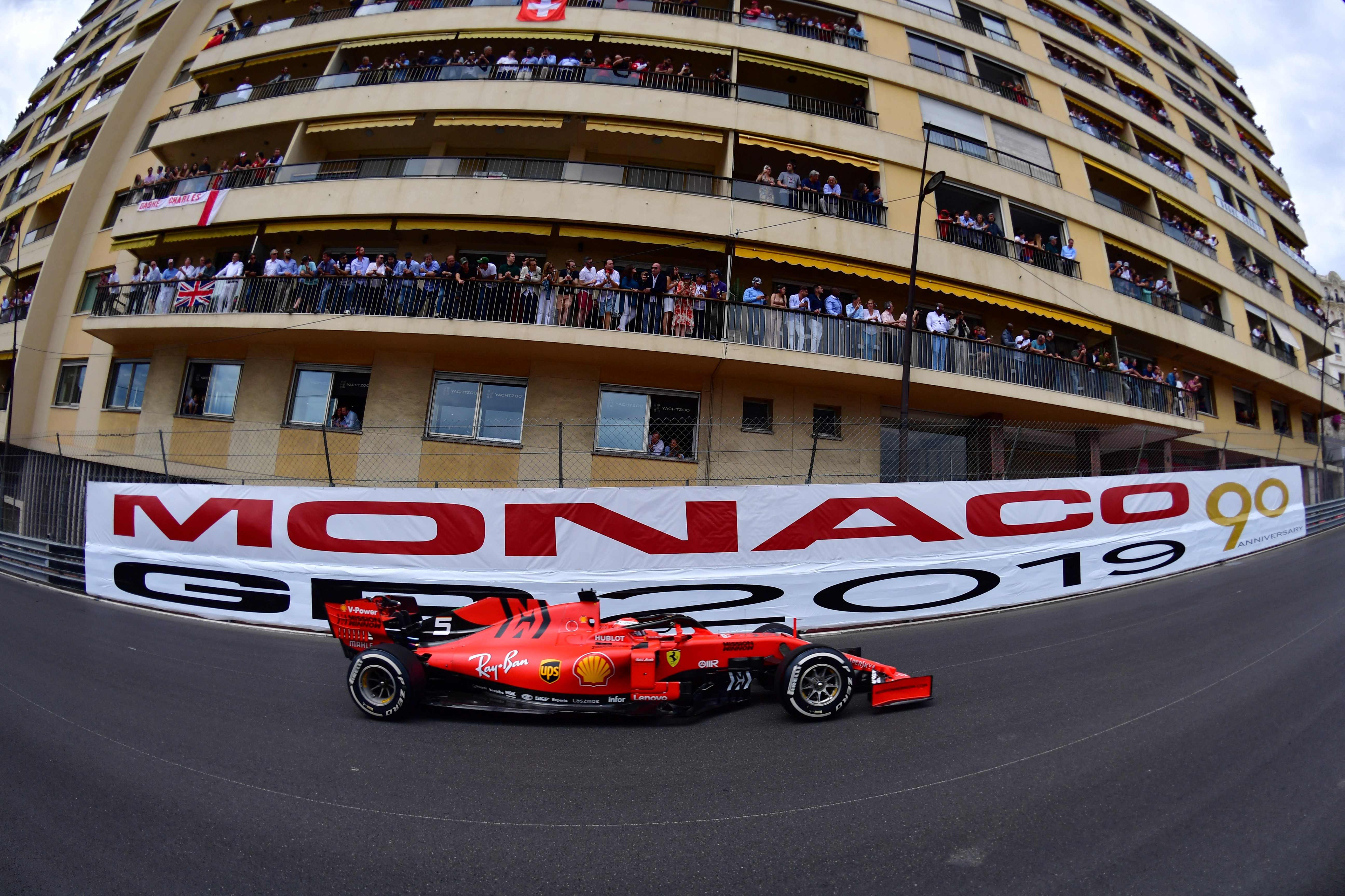 Sejumlah warga menyaksikan aksi para pembalap Formula 1 di Monaco.