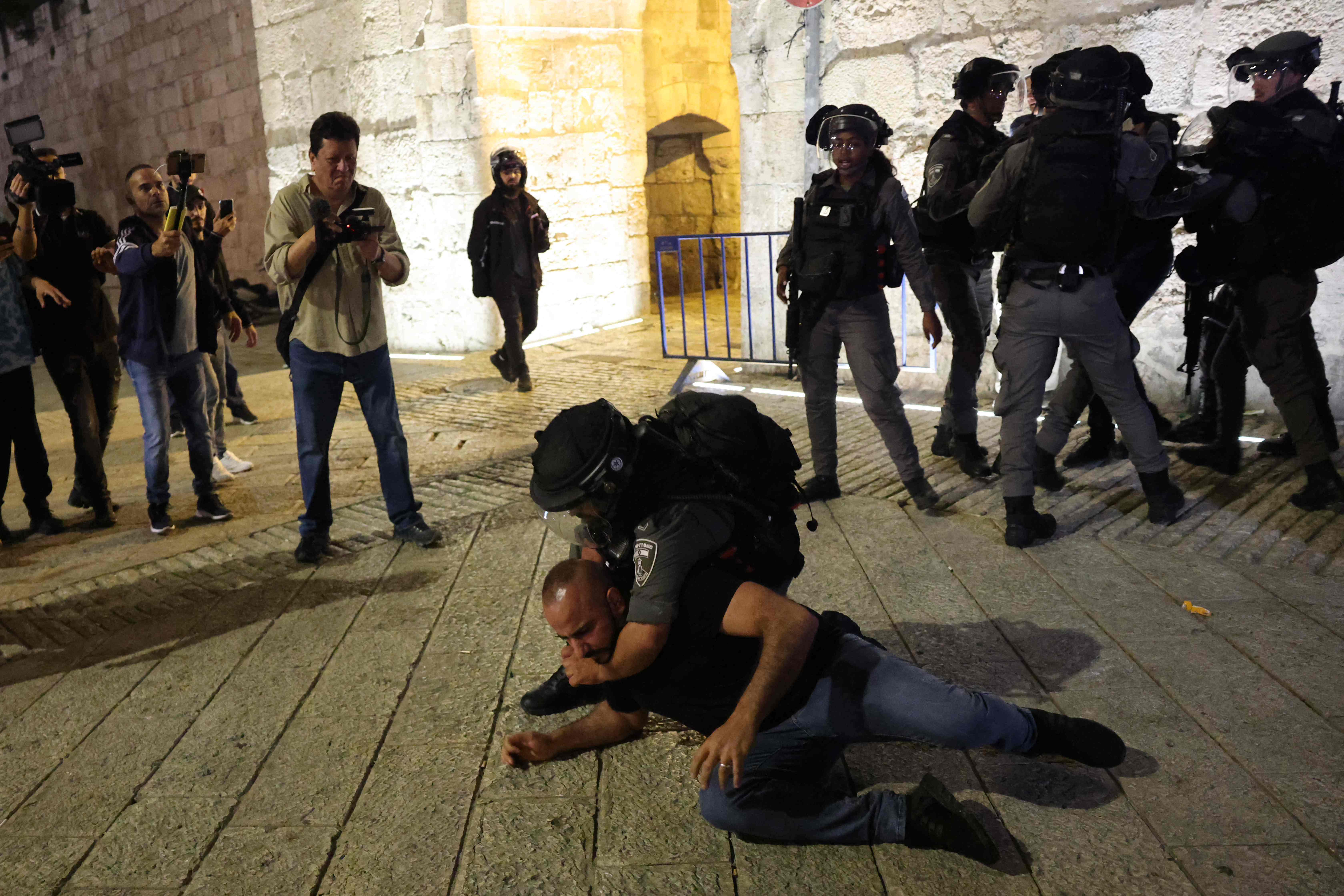 Pasukan keamanan Israel menahan seorang pengunjuk rasa Palestina selama bentrokan di Kota Tua Yerusalem, baru-baru ini. 
