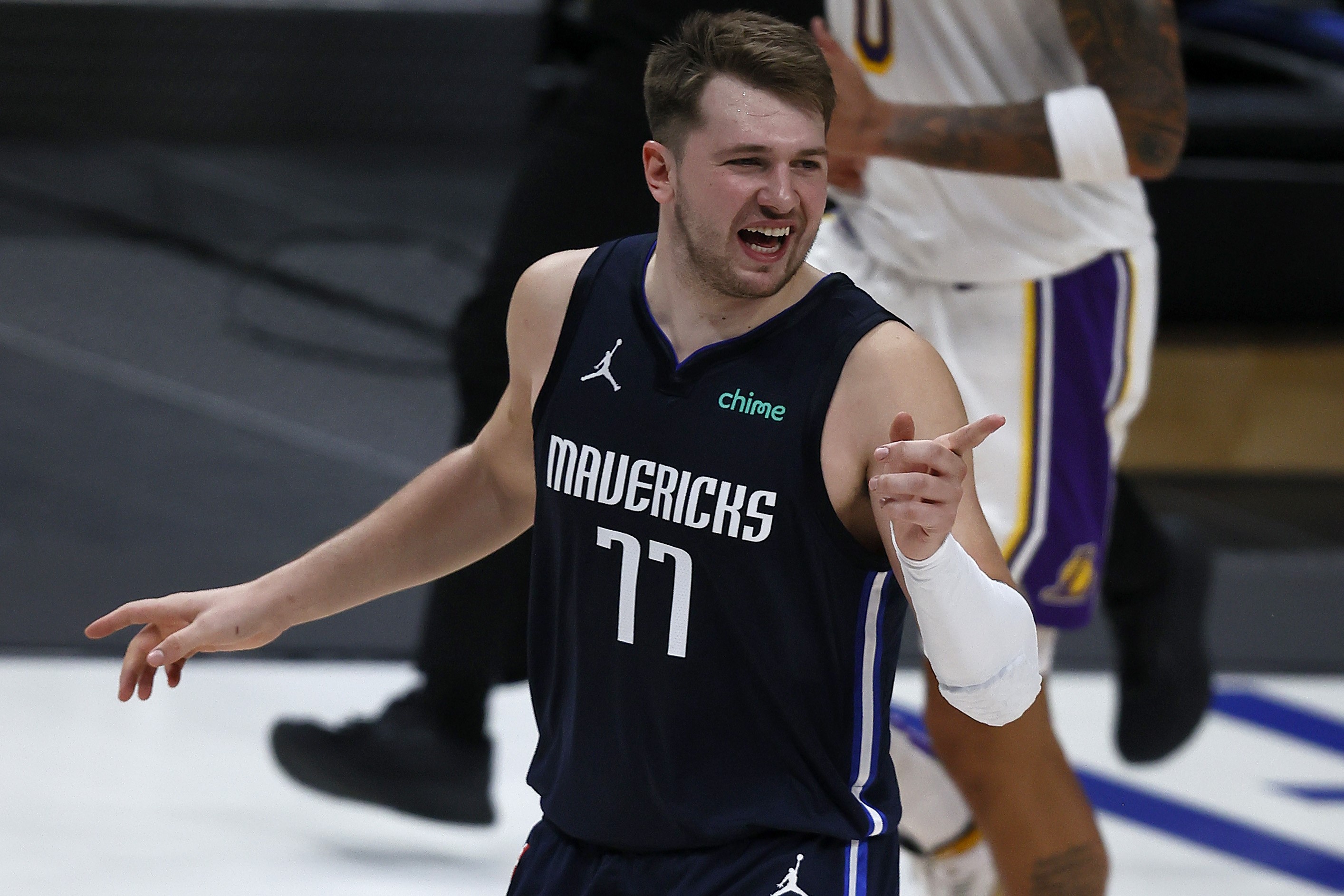 Reaksi pemain Dallas Mavericks Luka Doncic setelah menjaring bola ke jaring LA Lakers pada kuarter keempat. 
