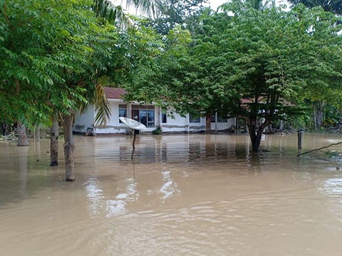Kondisi rumah penduduk di Desa Fahiluka, Kecamatan Malaka Tengah, Malaka, Nusa Tenggara Timur yang tergenang banjir, Sabtu (3/4).