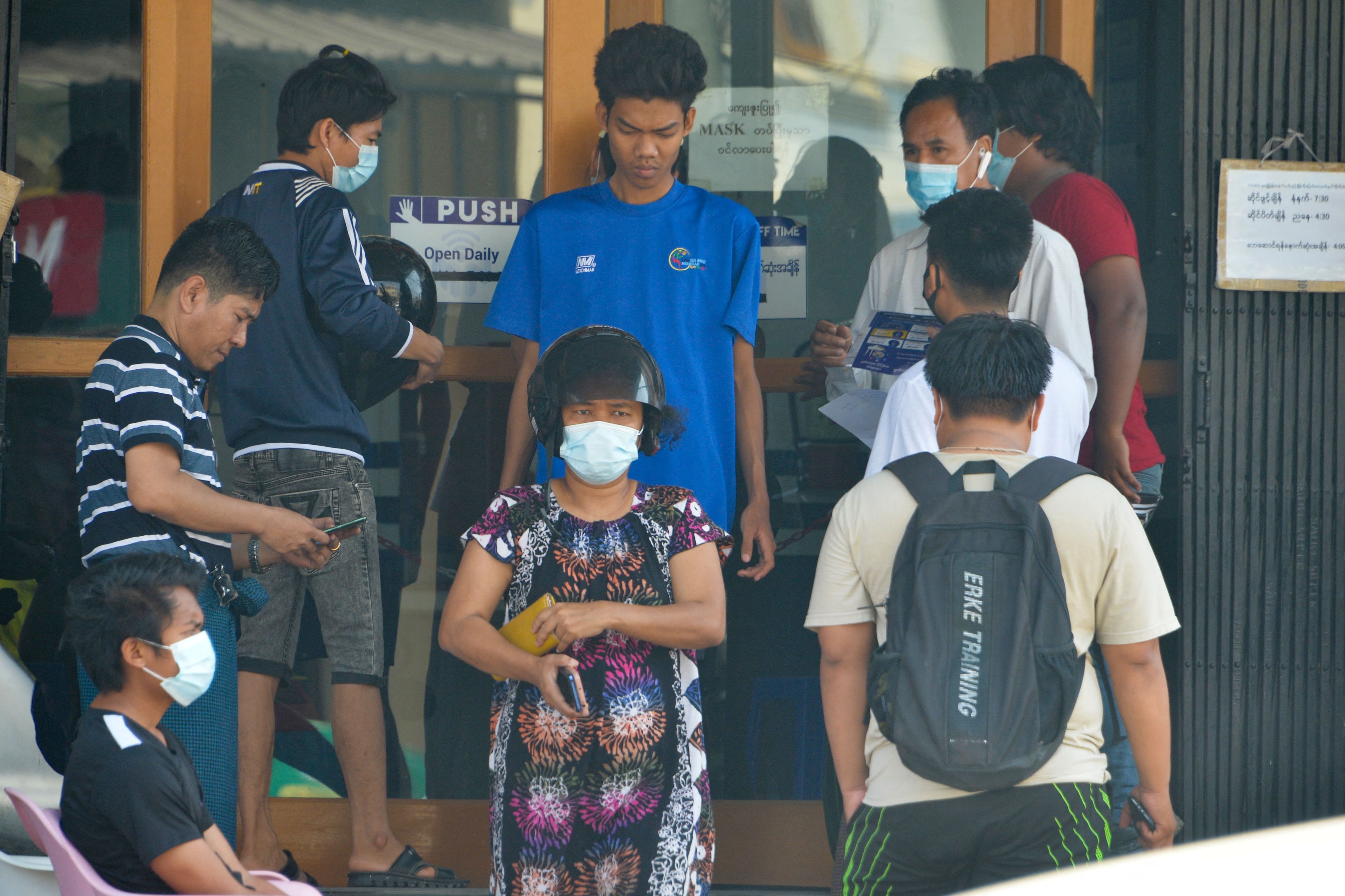 Warga Myanmar mengecek ponsel mereka untuk mendapatkan informasi di Naypyidaw.