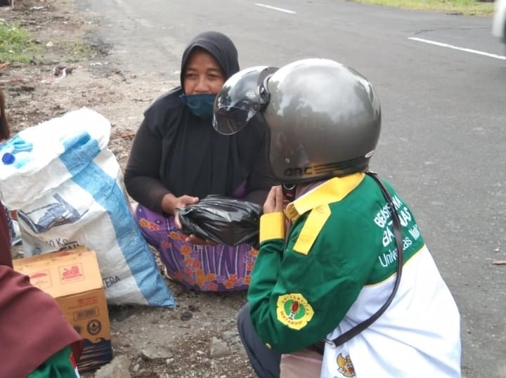 Peserta Beasiswa Cendekia Baznas Universitas Mataram (Unram) mengelilingi Kota Mataram untuk membagikan takjil kepada masyarakat sekitar. 