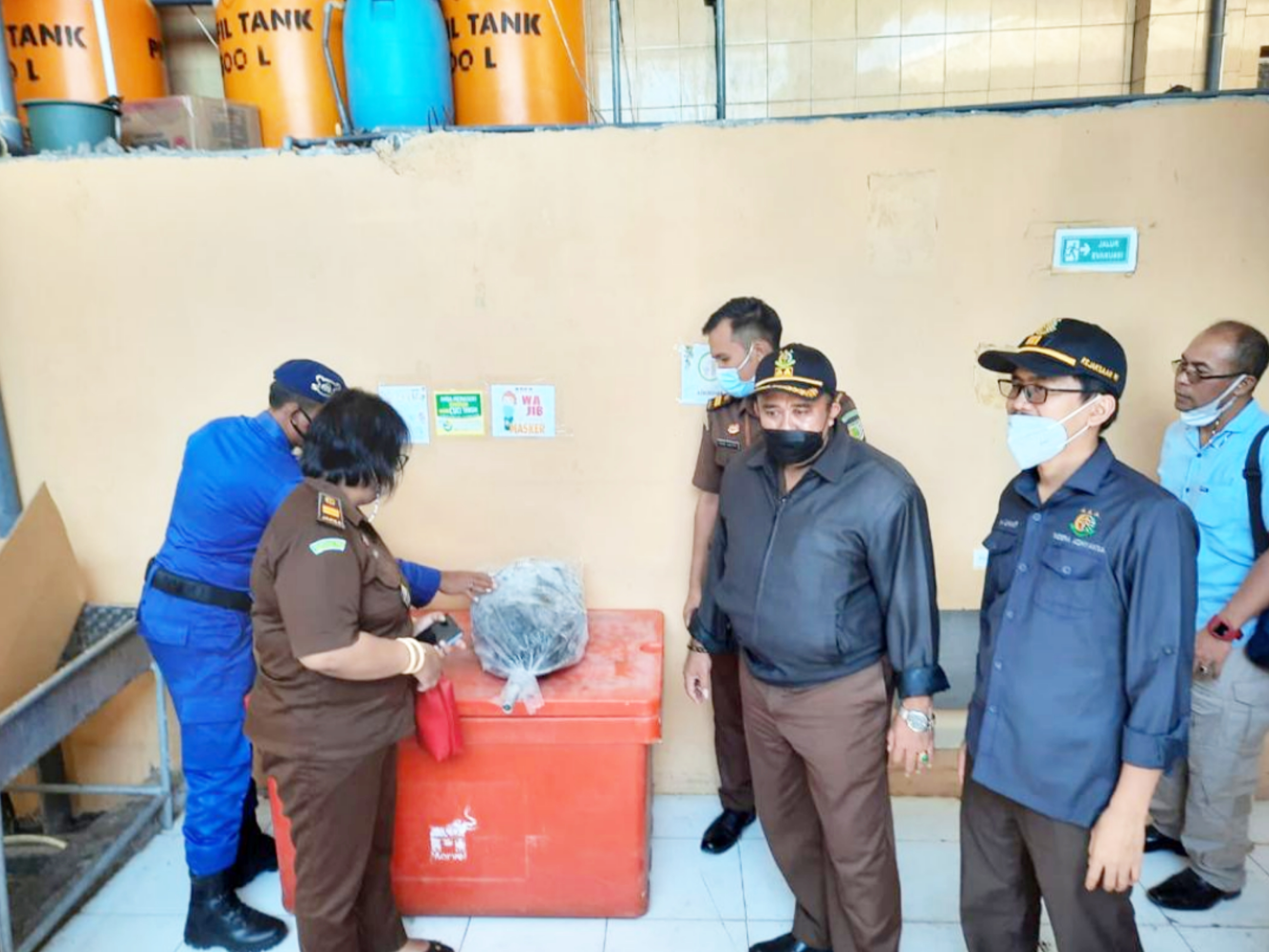 Penyerahan barang bukti bom ikan ke Kejaksaan Negeri Sikka.