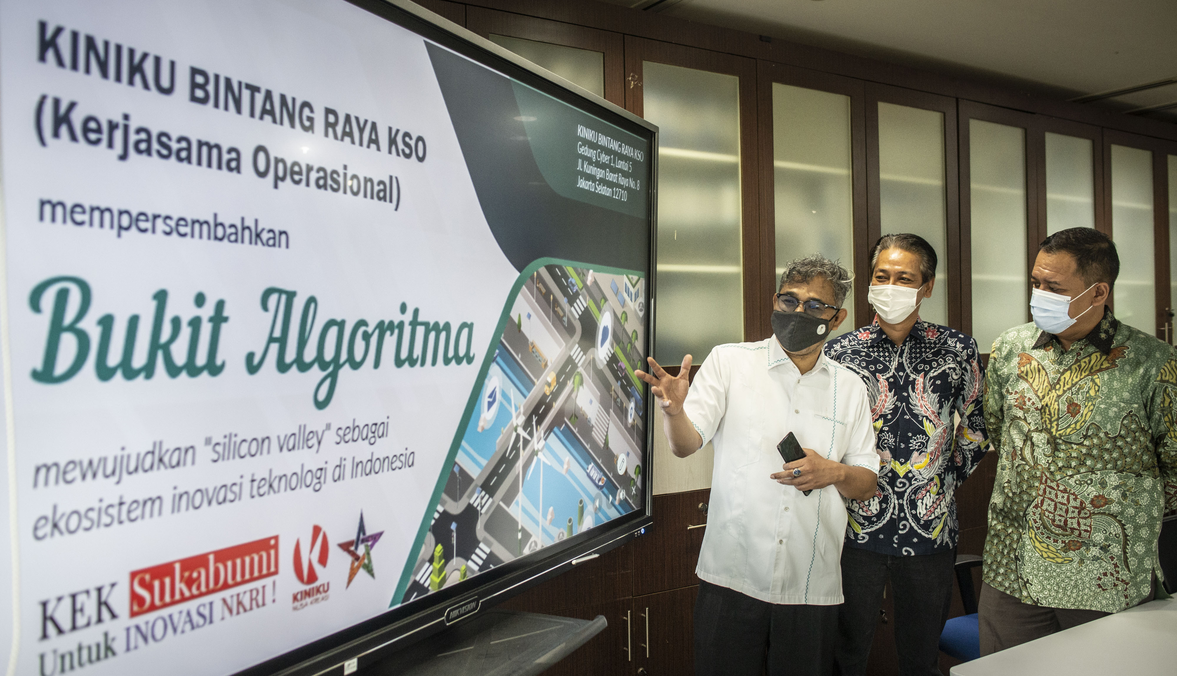 Budiman Sudjatmiko (kiri) saat peluncuran bukit algoritma