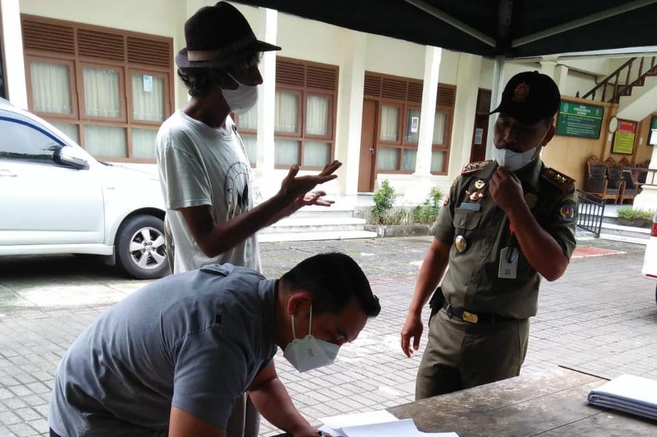 Satpol PP Kota Denpasar menyerahkan Pradeepa Kumar kepada pihak imigrasi, Selasa (6/4).