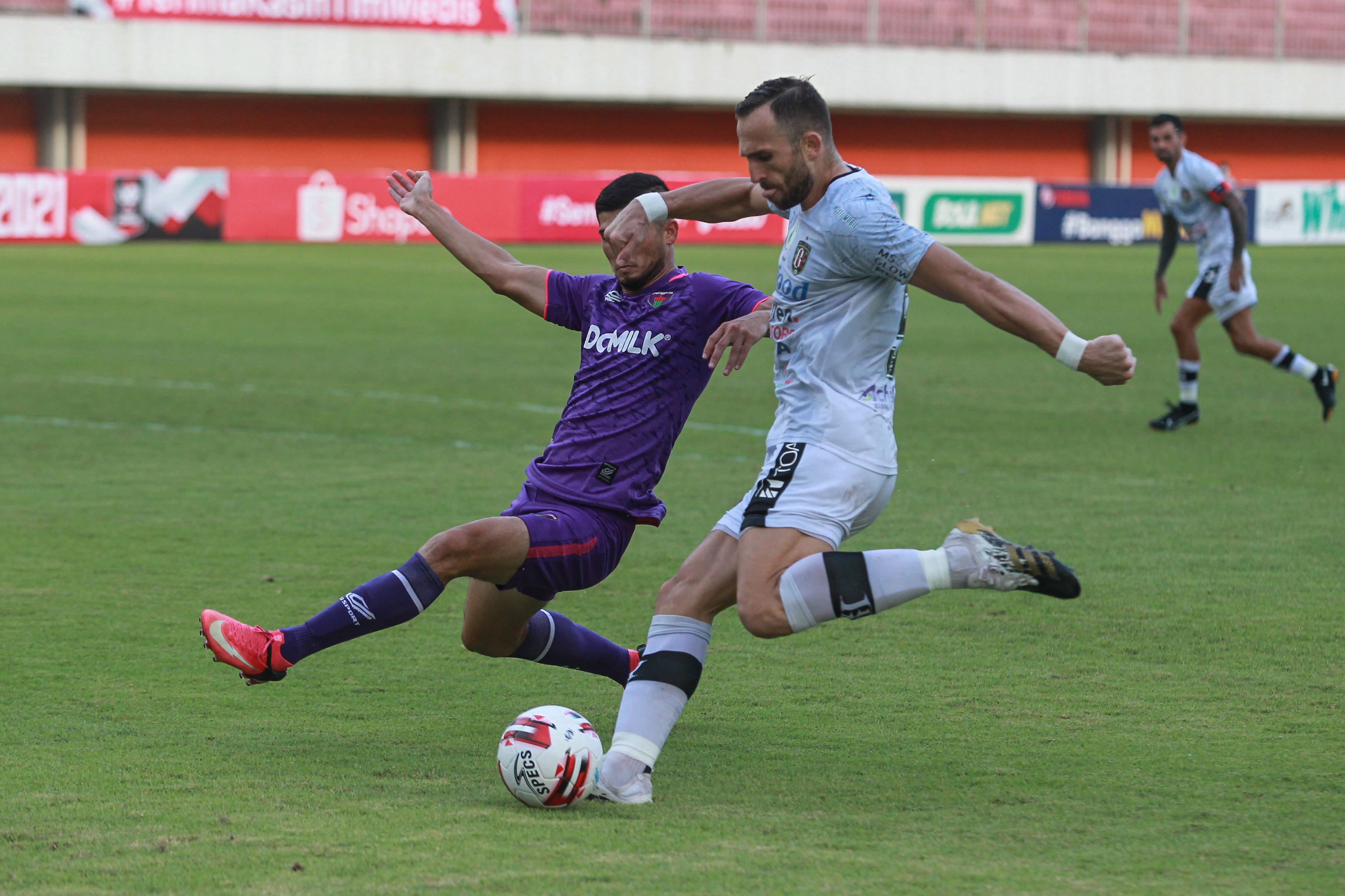 Aksi pemain Bali United Ilija Spasojevic (kanan) mencoba melewati pemain Persita Kevin Gomes (kiri) di laga Grup D Piala Menpora.