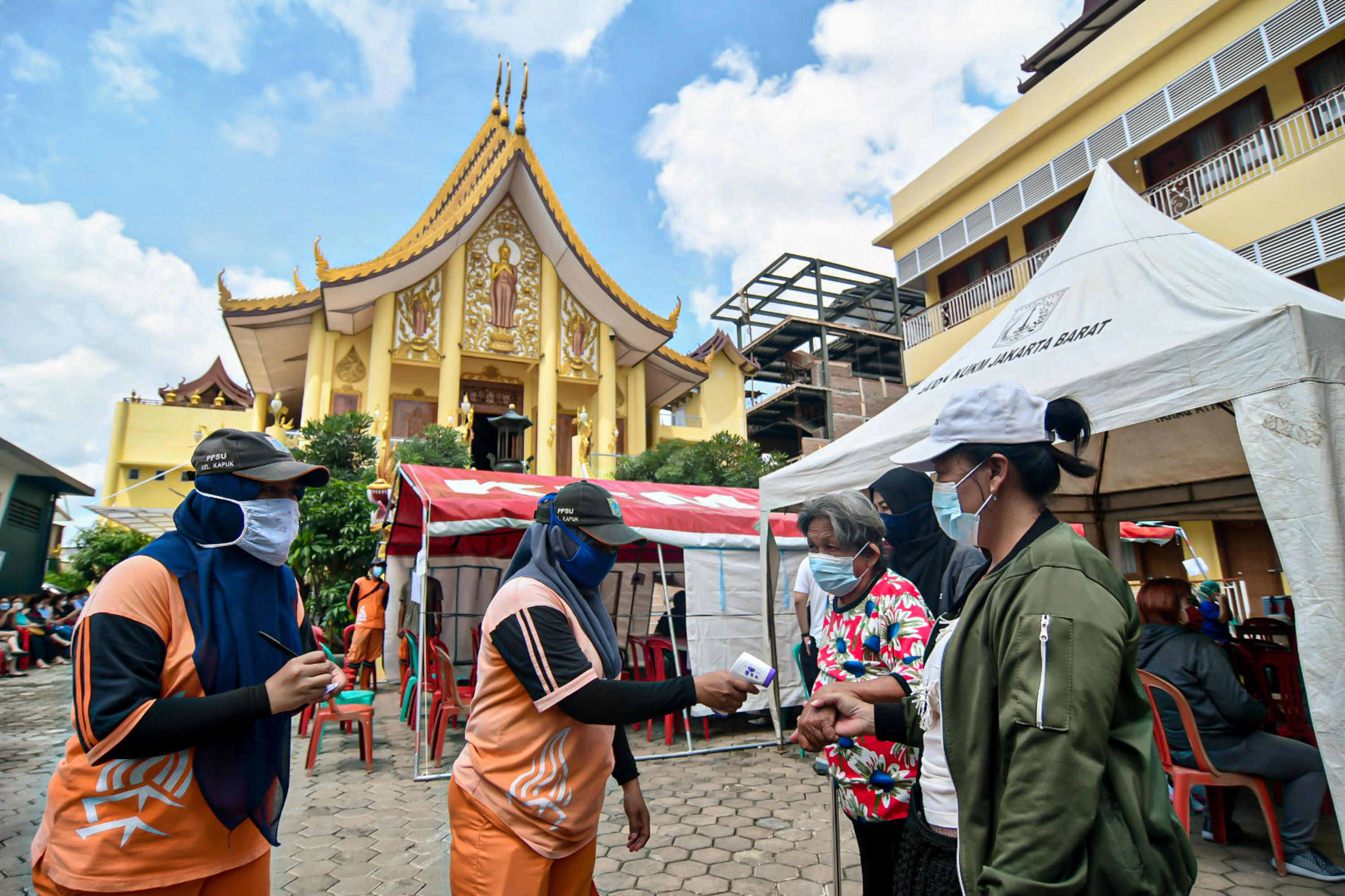 Warga lanjut usia mengikuti vaksinasi Covid-19 di Vihara Hemadhiro Mettavati, Jakarta, Rabu (31/3/2021).