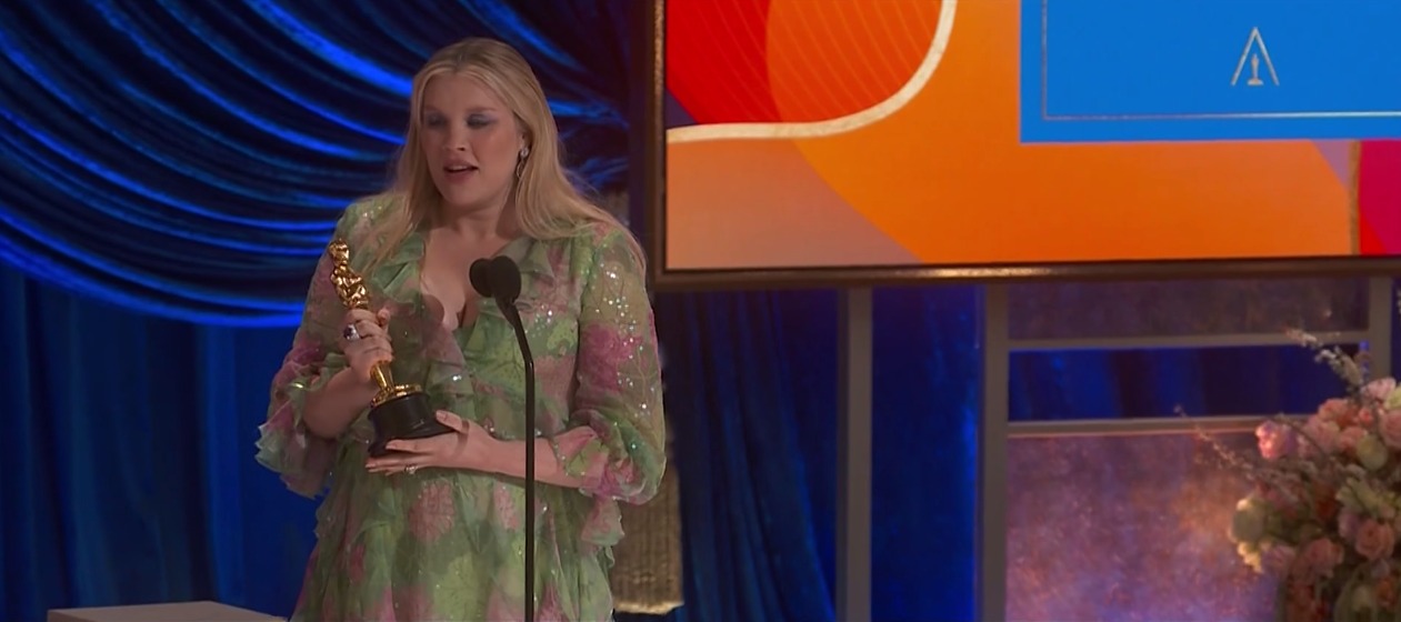 Emerald Fennell memegang Piala Oscar pertamanya, sekaligus perdana untuk Promising Young Woman.