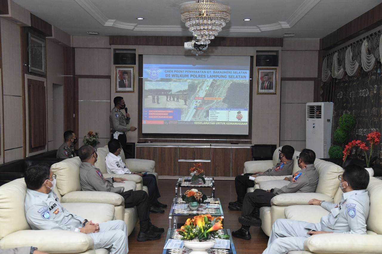 Kakorlantas Polri saat mendengarkan presentasi penyekatan mudik di Sumatra