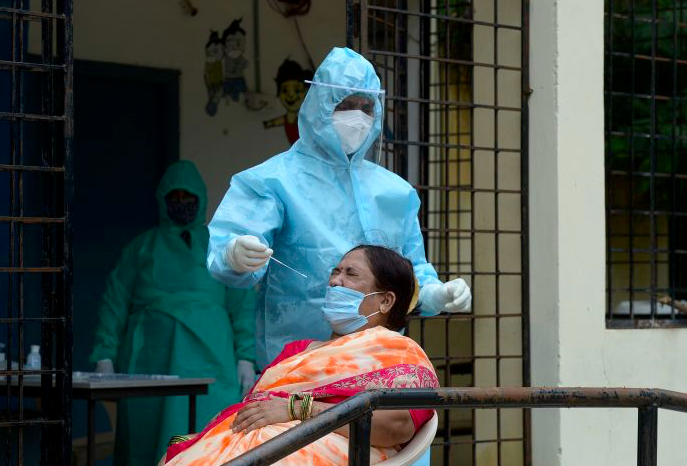 Petugas kesehatan melakukan tes cepat covid-19 terhadap warga di Hyderabad, India.