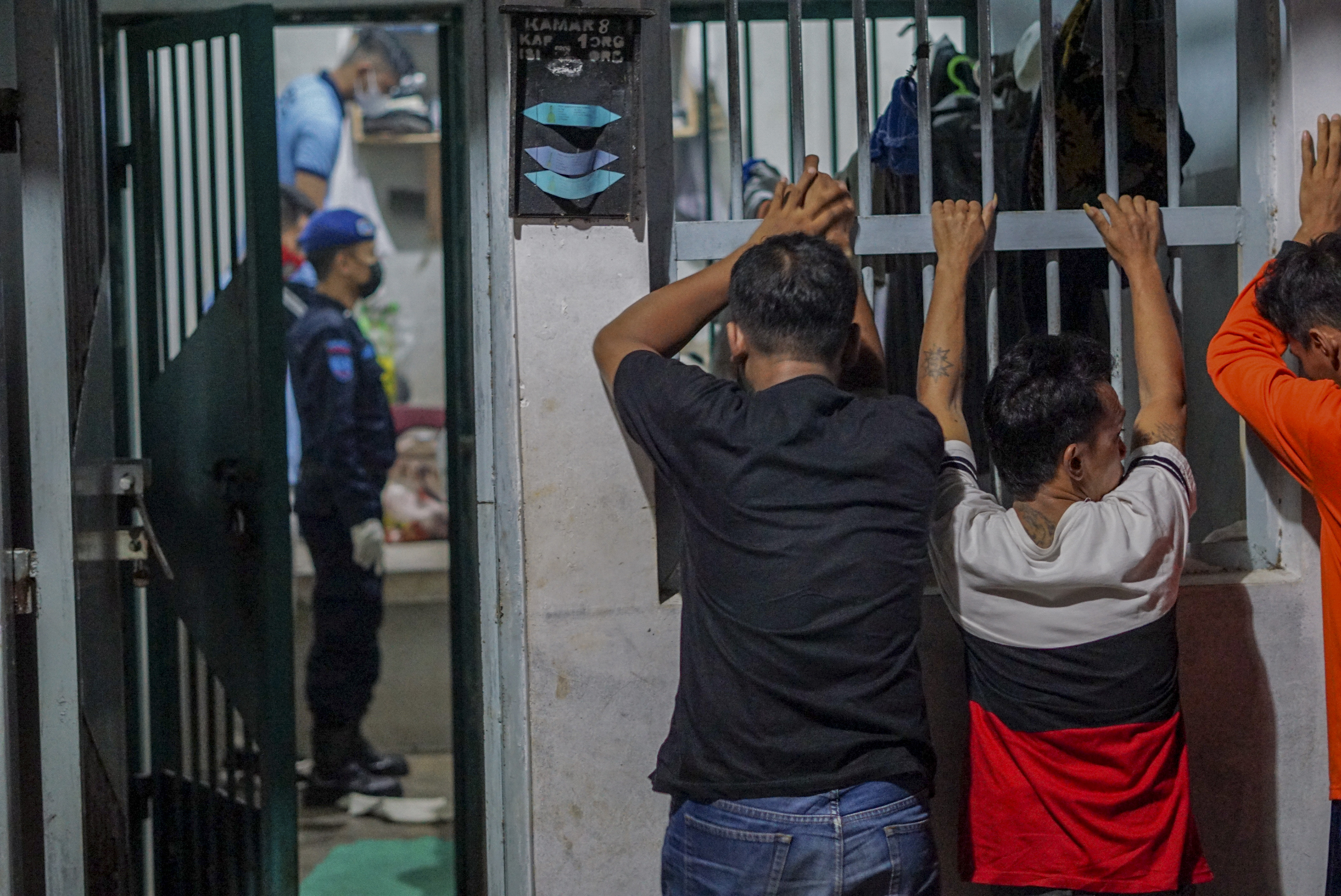 Ilustrasi petugas lapas saat menggeledah kamar tahanan.