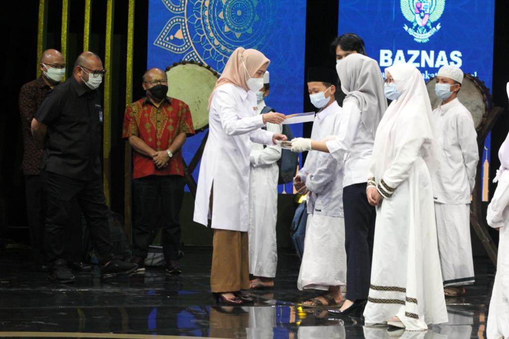 Media Group dan Baznas berbagi dengan 5000 anak yatim