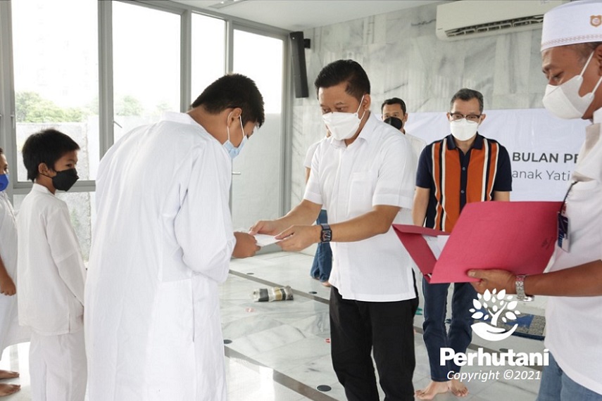 Dirut Perum Perhutani Wahyu Kuncoro memberikan santunan kepada anak-anak yatim piatu dan duafa di Jakarta, Kamis (29/4).