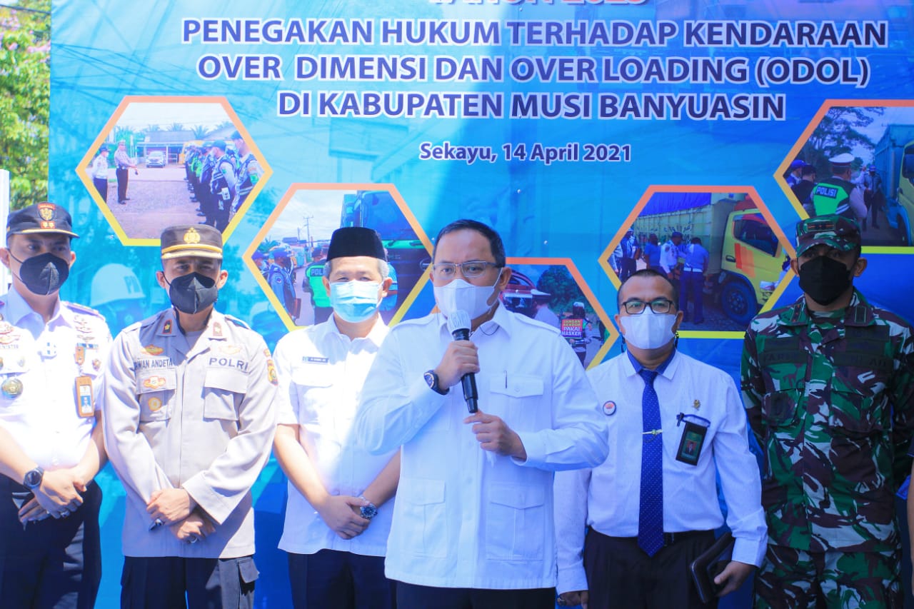 Bupati Muba Dodi Reza Alex saat Deklarasi Mendukung Zero ODOL 2023 di wilayah Kabupaten Muba di Terminal Randik Sekayu, Rabu (14/4).