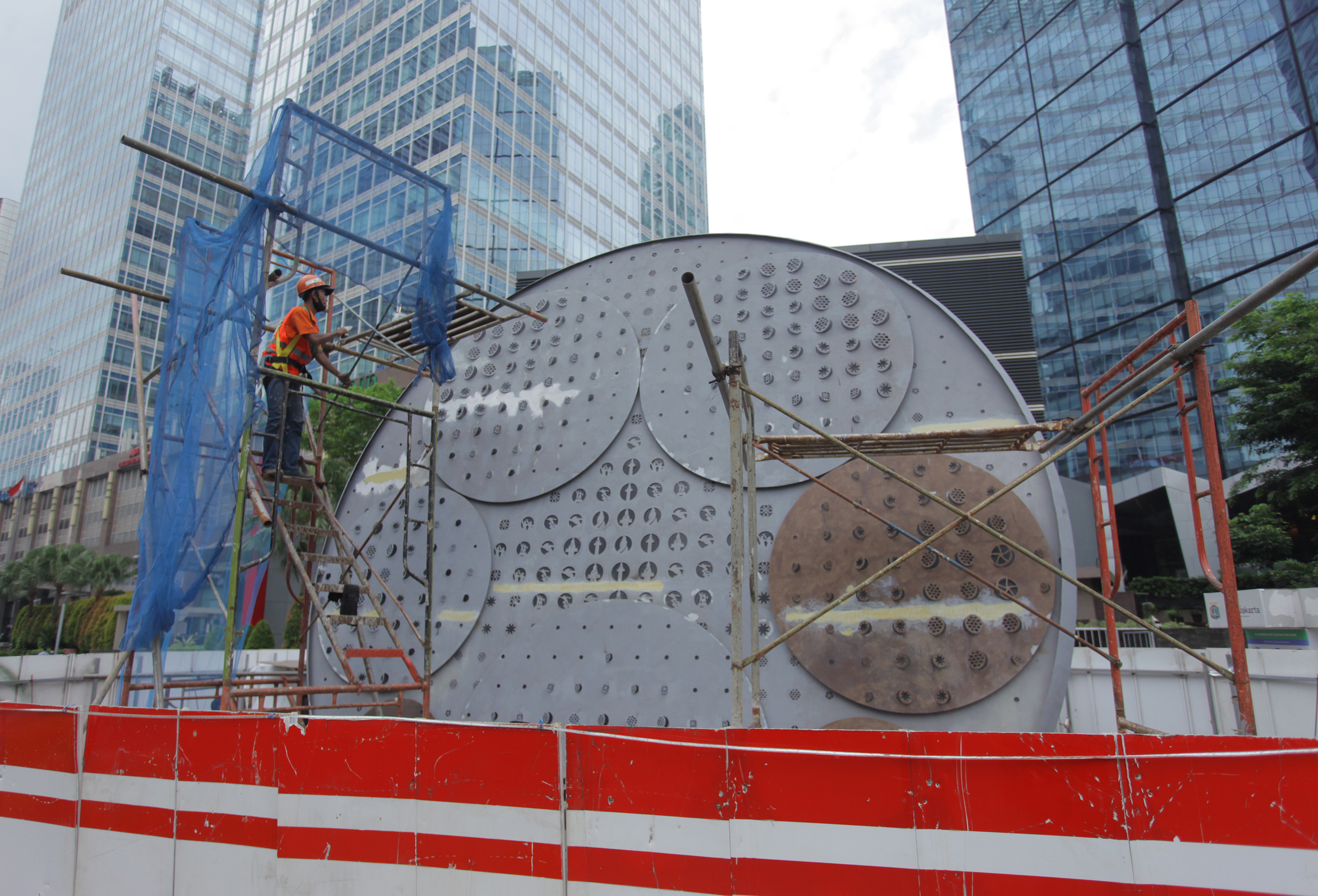Pembangunan Tugu Sepeda di Jalan Jenderal Sudirman, Jakarta.