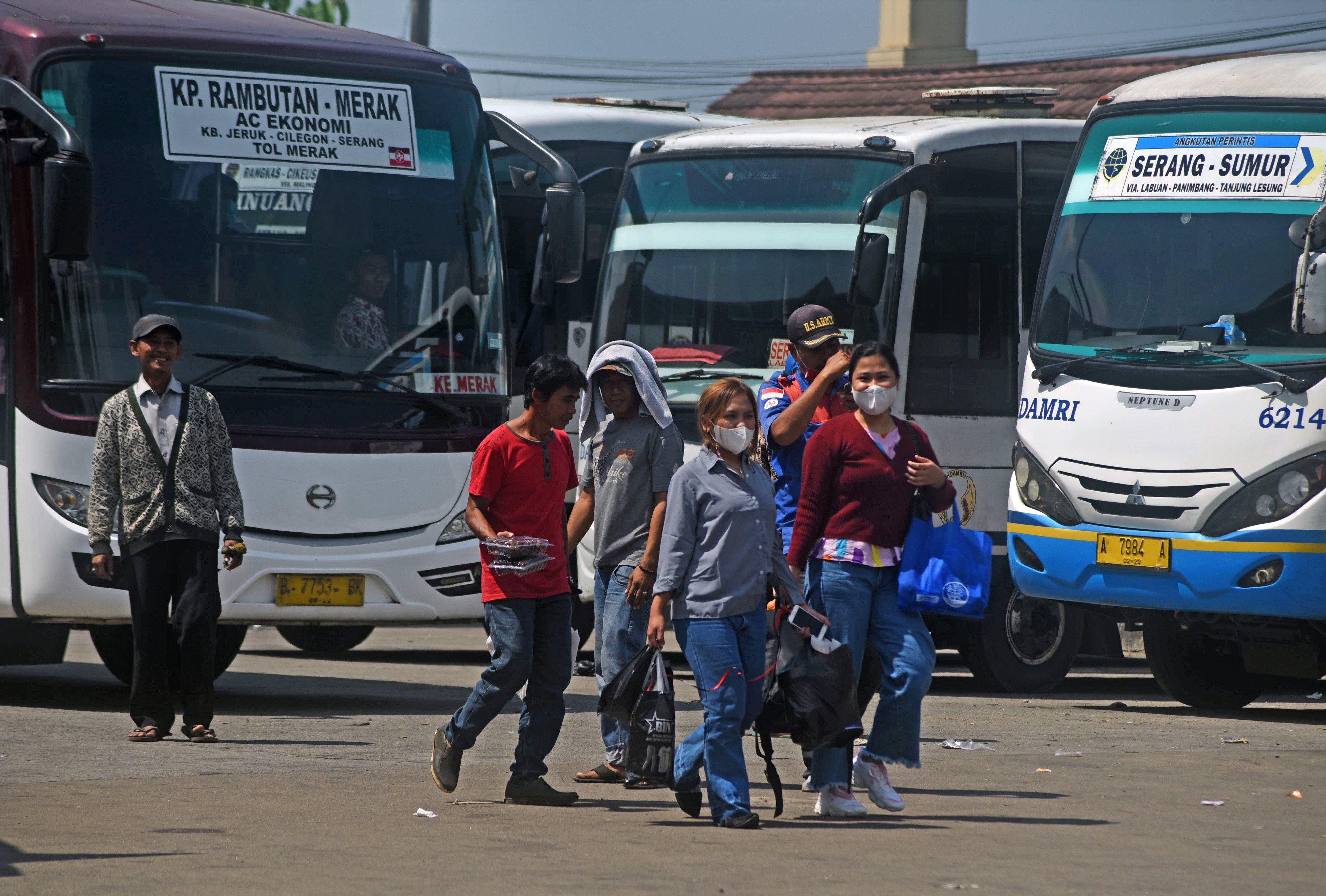 Calon penumpang bis antar kota antar provinsi melintas di Terminal Pakupatan Serang, Banten