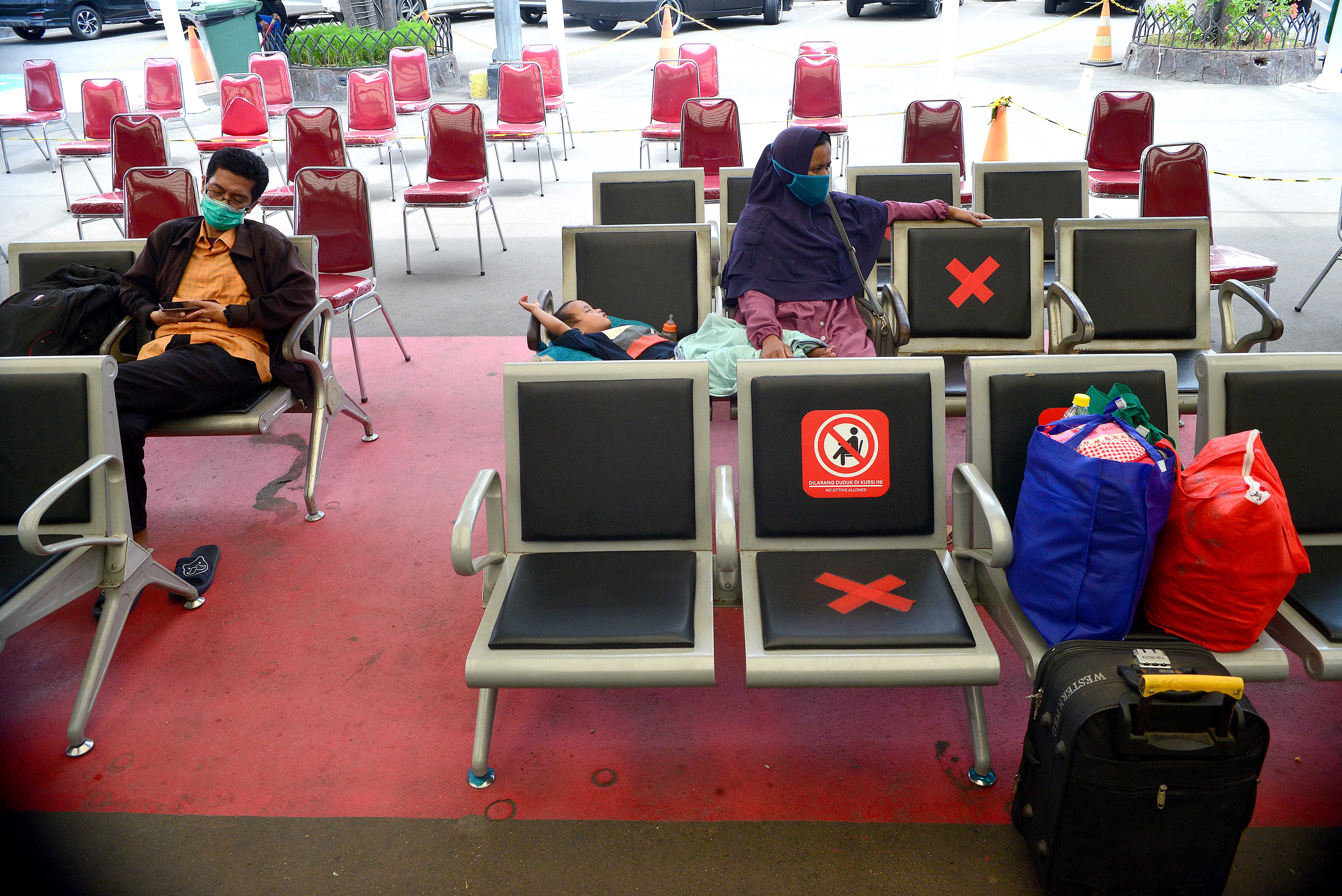 Calon penumpang kereta jarak jauh menunggu keberangkatan di Stasiun Senen, Jakarta, Kamis (8/4).