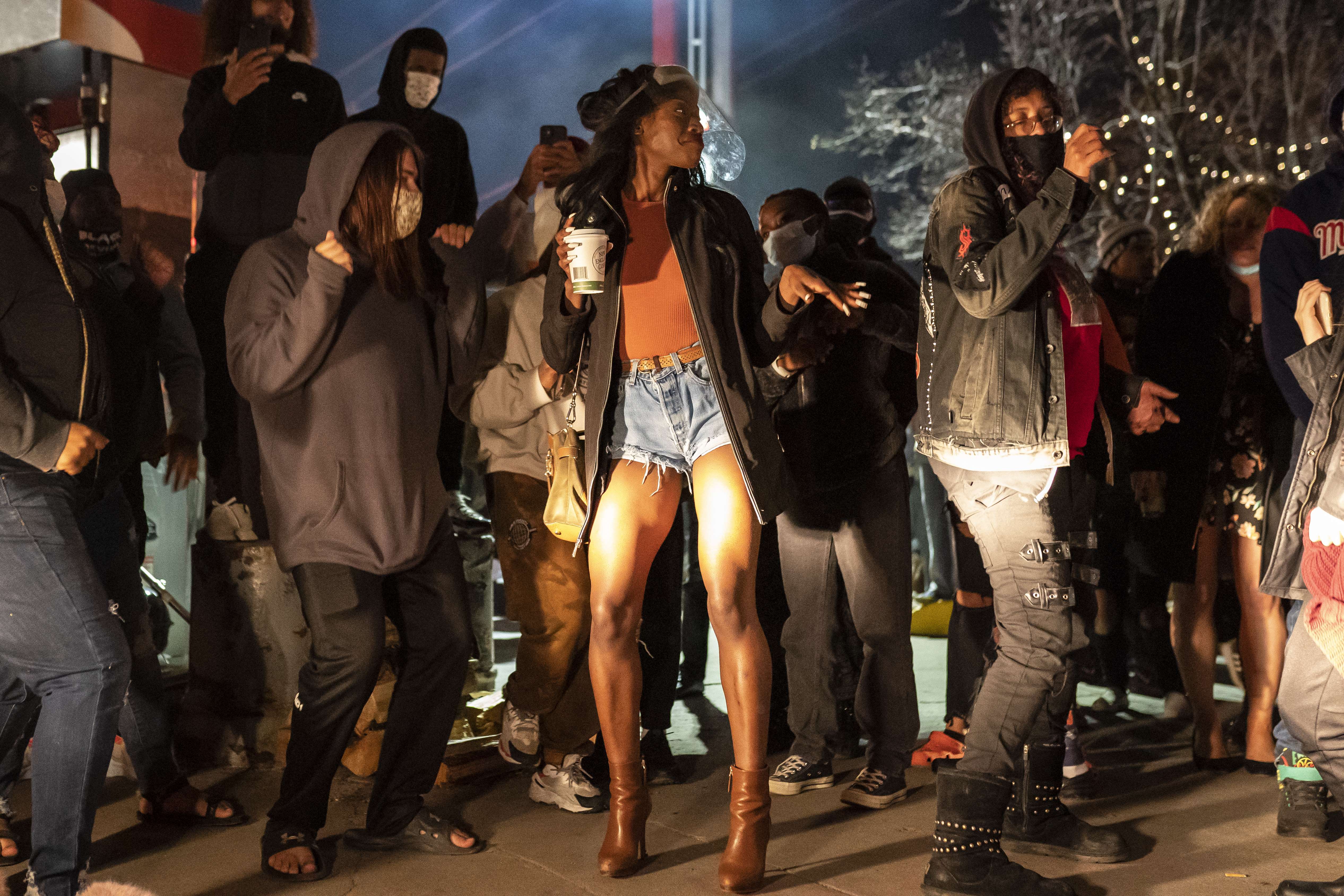 Masyarakat AS berjoget gembira setelah polisi yang menyebabkan kematian George Flyod dinyatakan bersalah di Minneapolis, Minnesota, AS. 