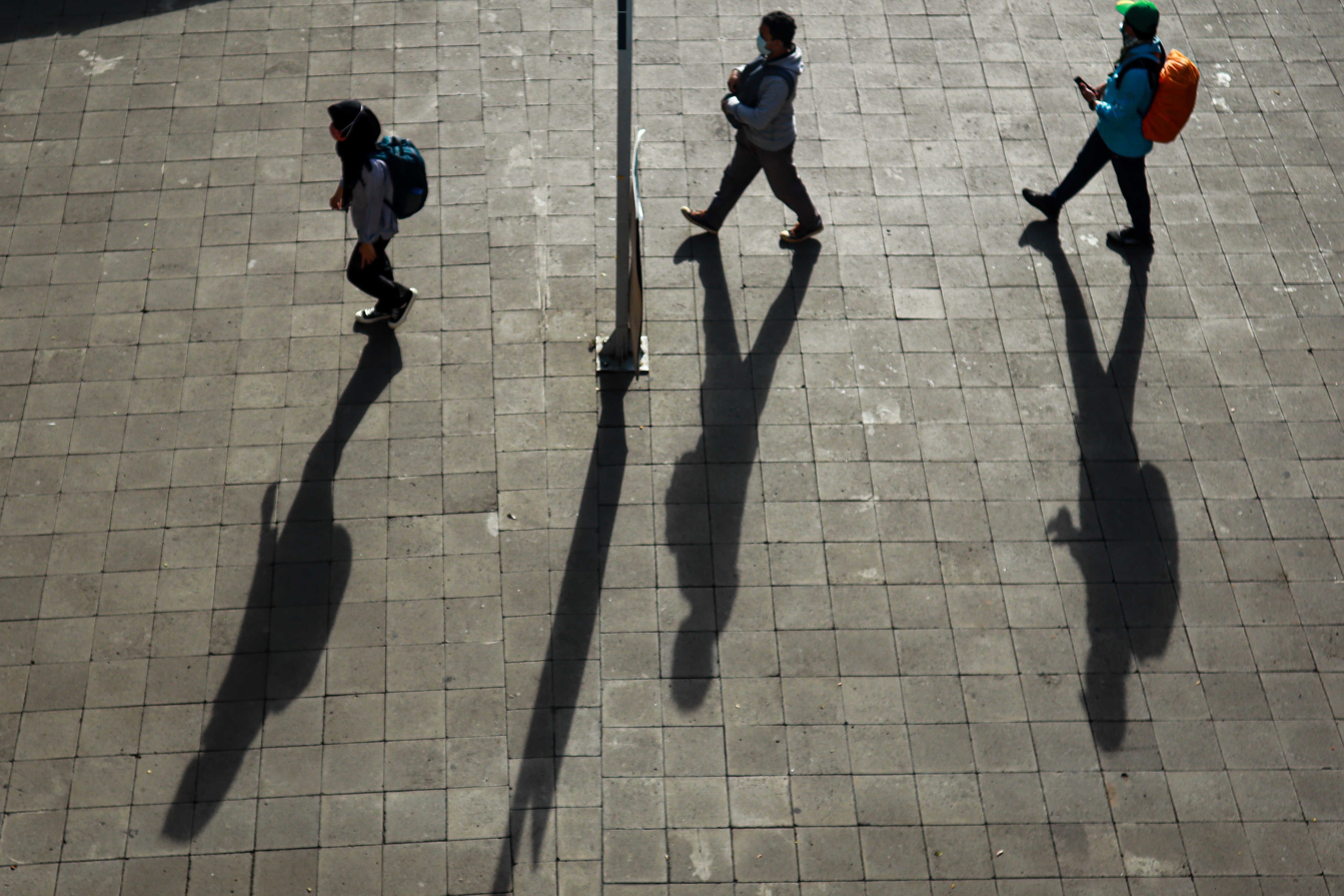 Pekerja berjalan di trotoar sudirman, Jakarta