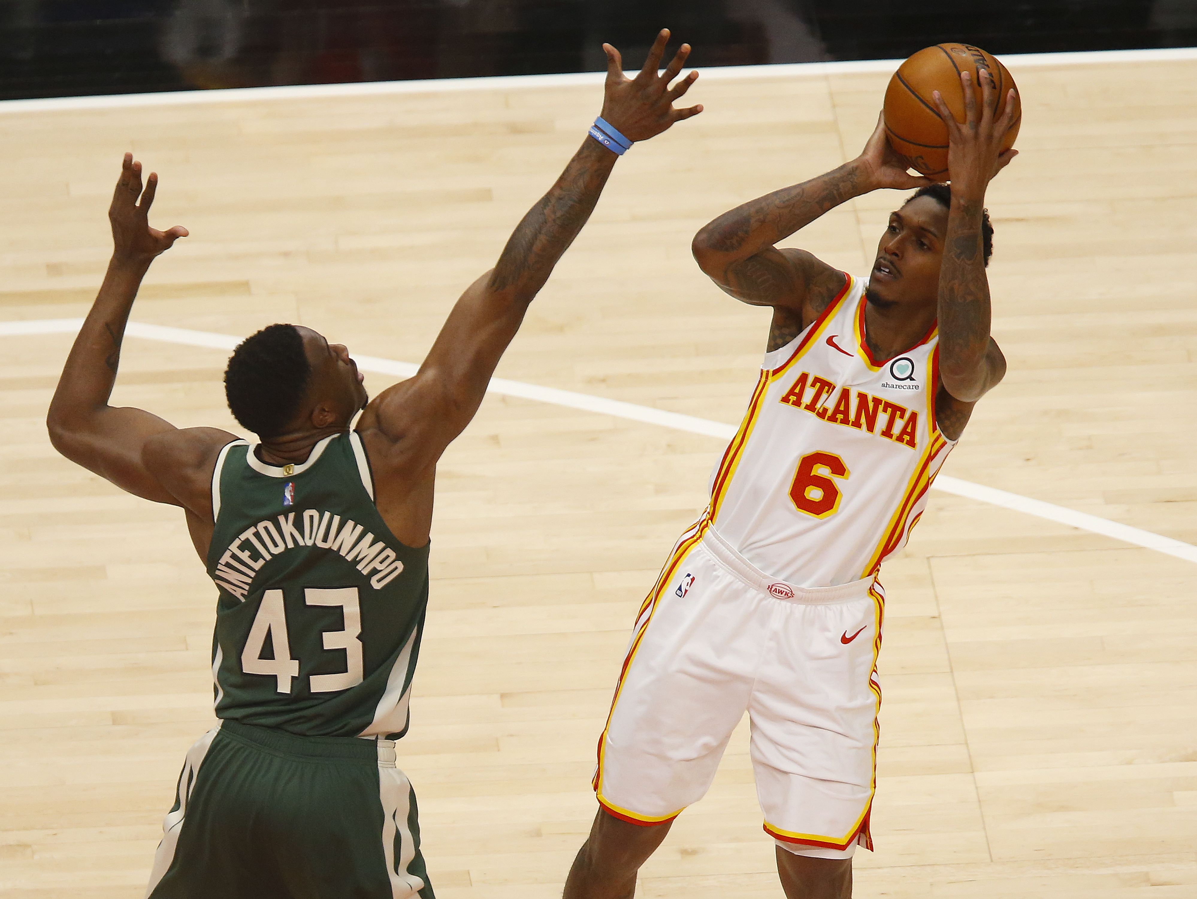 Laga NBA antara Atlanta Hawks dan Milwaukee Bucks.