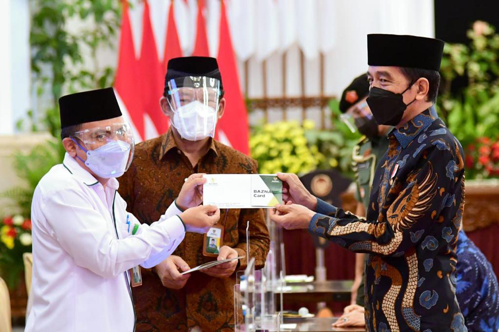 Presiden Joko Widodo dan Wakil Presiden Ma'ruf Amin membayarkan zakat melalui Badan Amil Zakat Nasional (Baznas) serta sejumlah menteri.