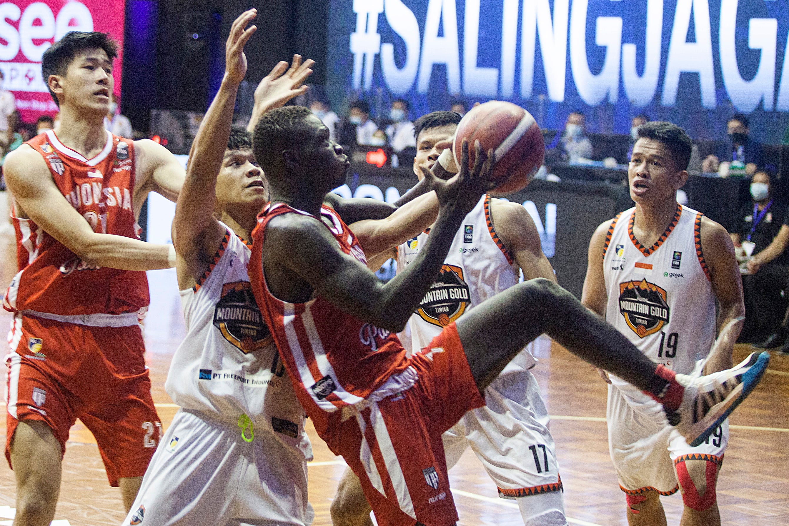 Pertandingan IBL 2021 Seri 1 antara tim Indonesia Patriots dan NSH Mountain Gold di Lapangan Basket Robinson Resort, Cisarua, Bogor, Jabar.