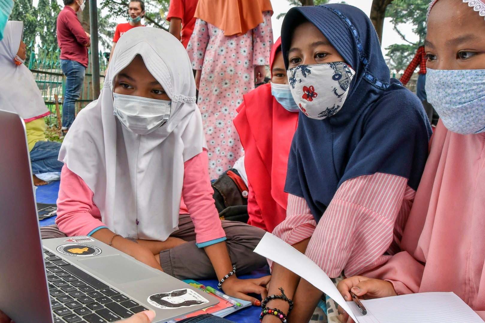  Sejumlah murid Sekolah Dasar (SD) mengamati video pembelajaran di Taman Katar Pusaka, Bekasi, Jawa Barat, Sabtu (6/3).