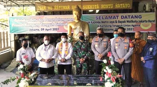 Jajaran pimpinan dan pemuka agama wilayah Kota Jakarta Barat saat peletakan batu pertama kampung tangguh.