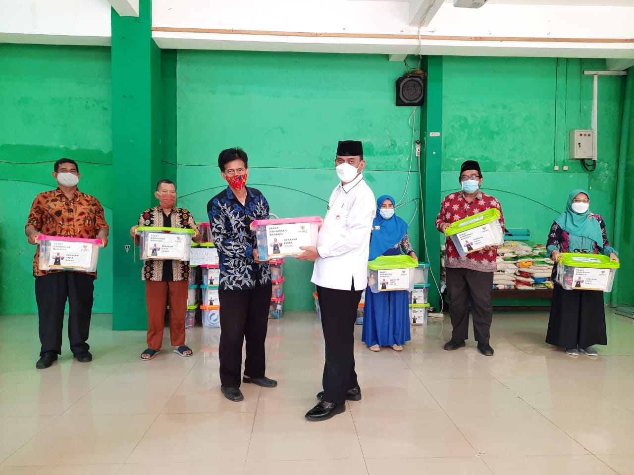 Baznas menyerahkan Paket Ramadhan Bahagia di Wilayah Jawa Timur Sebanyak 350 Paket dan beras sebanyak 13.266 paks.