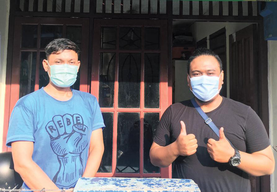 Geri Irawan (kanan) dan salah satu pedagang Kansas.