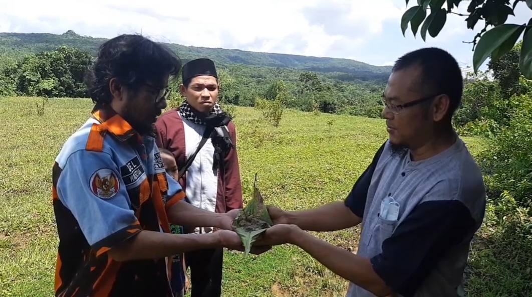 Serah terima simbolis tanah wakaf 1 hektare di Desa Cimanggu, Pandegelang, Banten yang akan dibangun Pondok Pesantren Pemuda Pancasila.