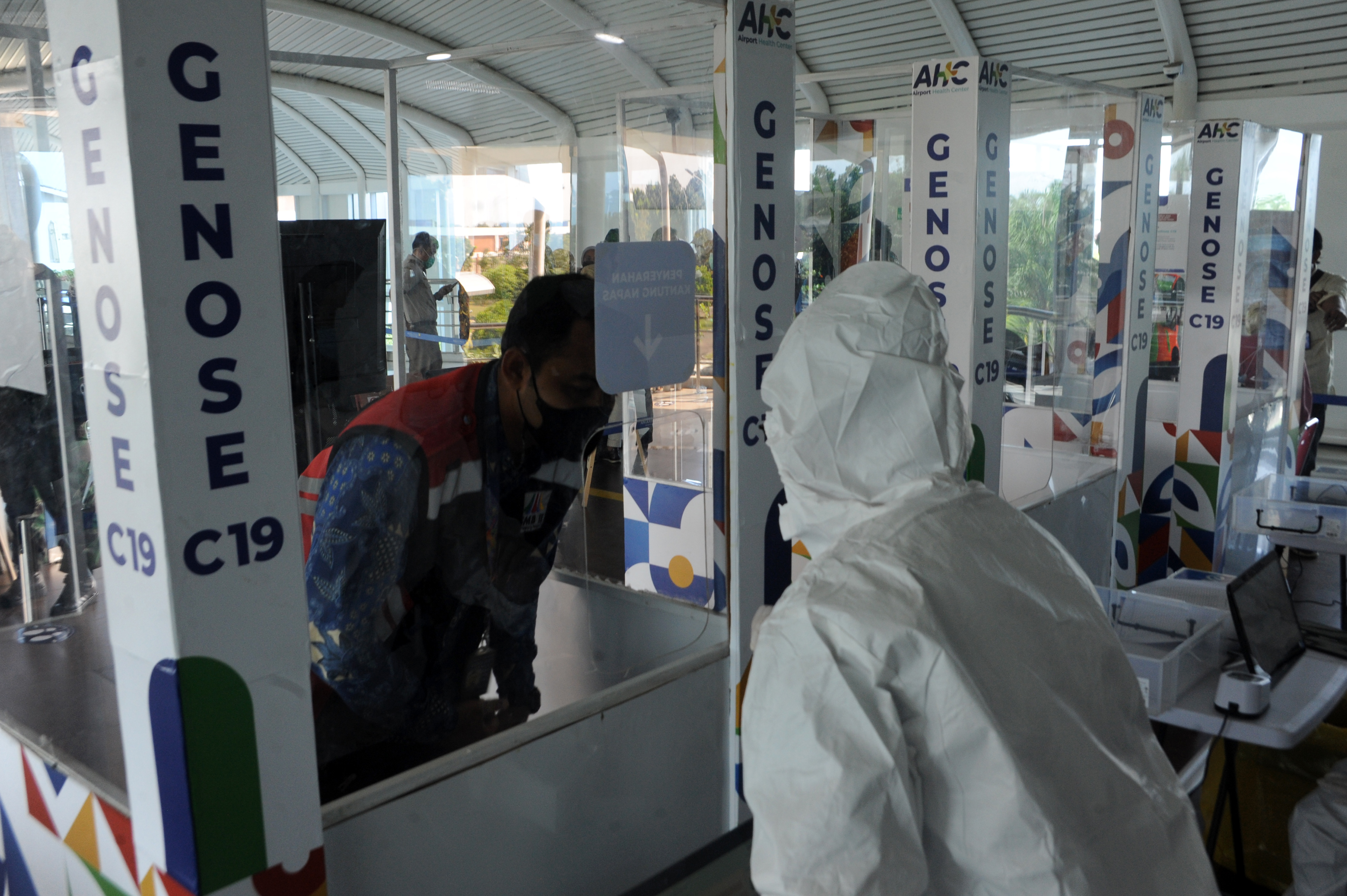 Petugas memberikan arahan sebelum menggunakan alat GeNose C-19, di anjungan LRT Bandara Sultan Mahmud Badarudin (SMB) II Palembang.