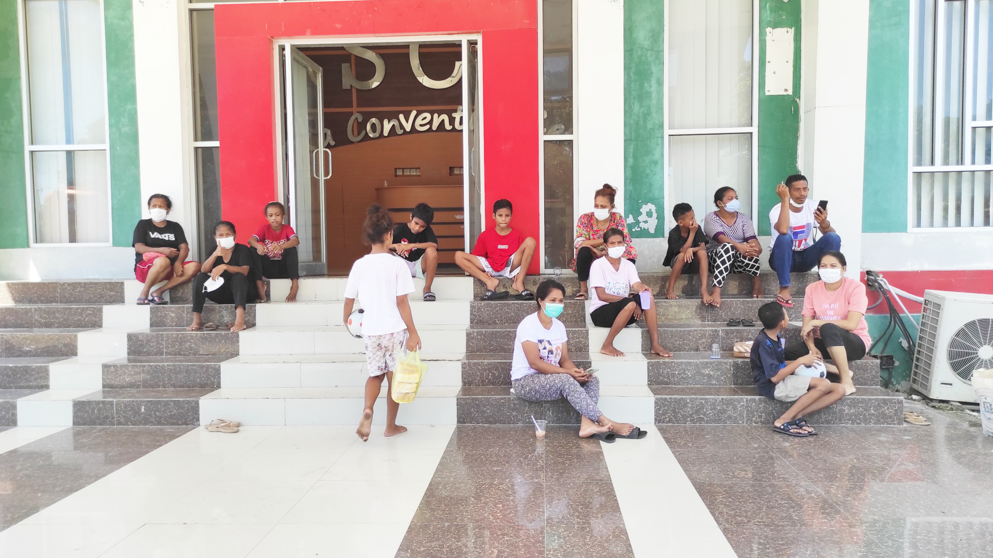 Warga terkonfirmasi positif Covid-19 sedang menjalani perawatan di Sikka Conversation Centre