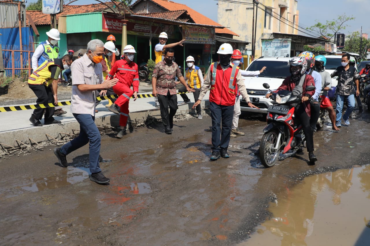 Gubenur Jawa Tengah, Ganjar Pranowo mengecek pembangunan flyover Ganefo Mranggen, Selasa (20/4).