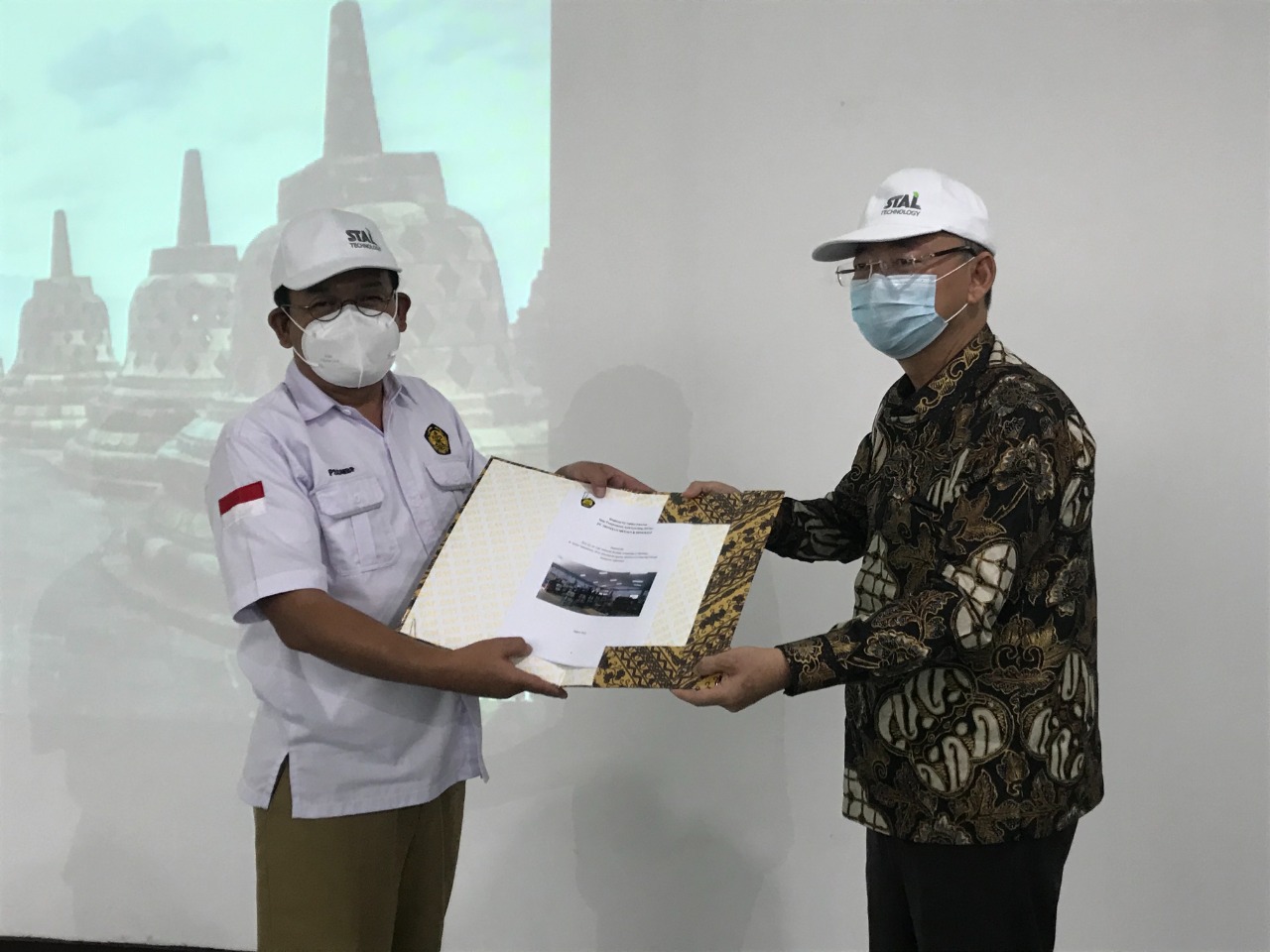 Kapus PSDMBP Badan Geologi Kementerian ESDM, Ir. Iman K Sinulingga (kiri) saat menyerahkan Executive Summary Final Validasi Teknologi