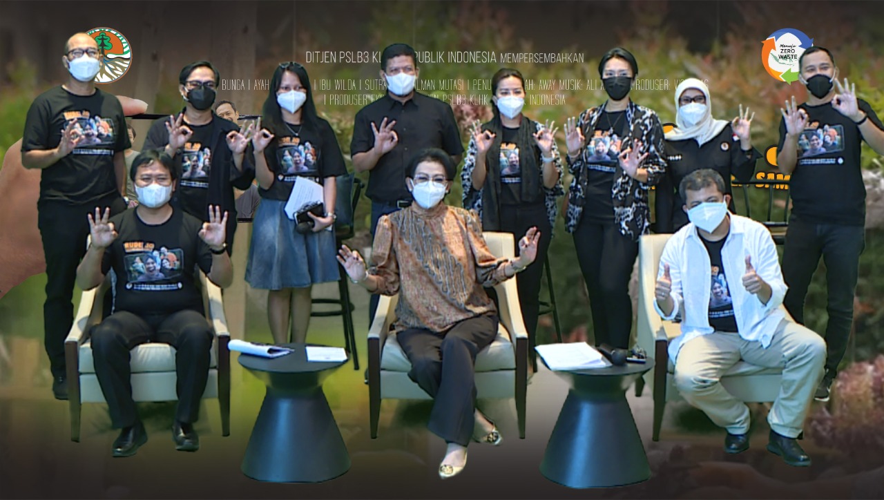 Dirjen PSBL3 KLHK Rosa Vivien berfoto bersama kru film 'Bude Jo Belajar Kelola Sampah'