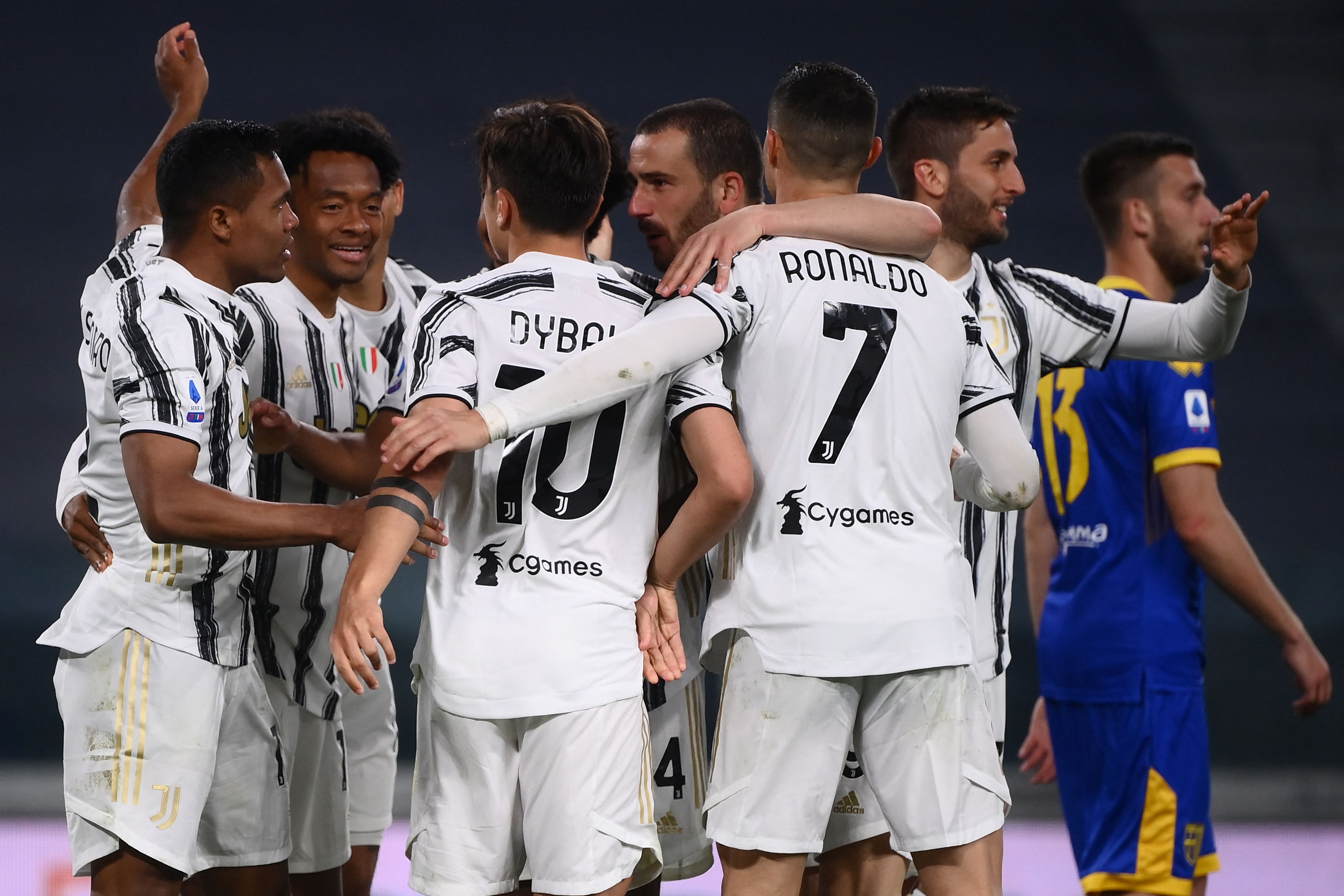Para pemain Juventus melakukan selebrasi usai mencetak gol ke gawang Parma di laga Serie A.