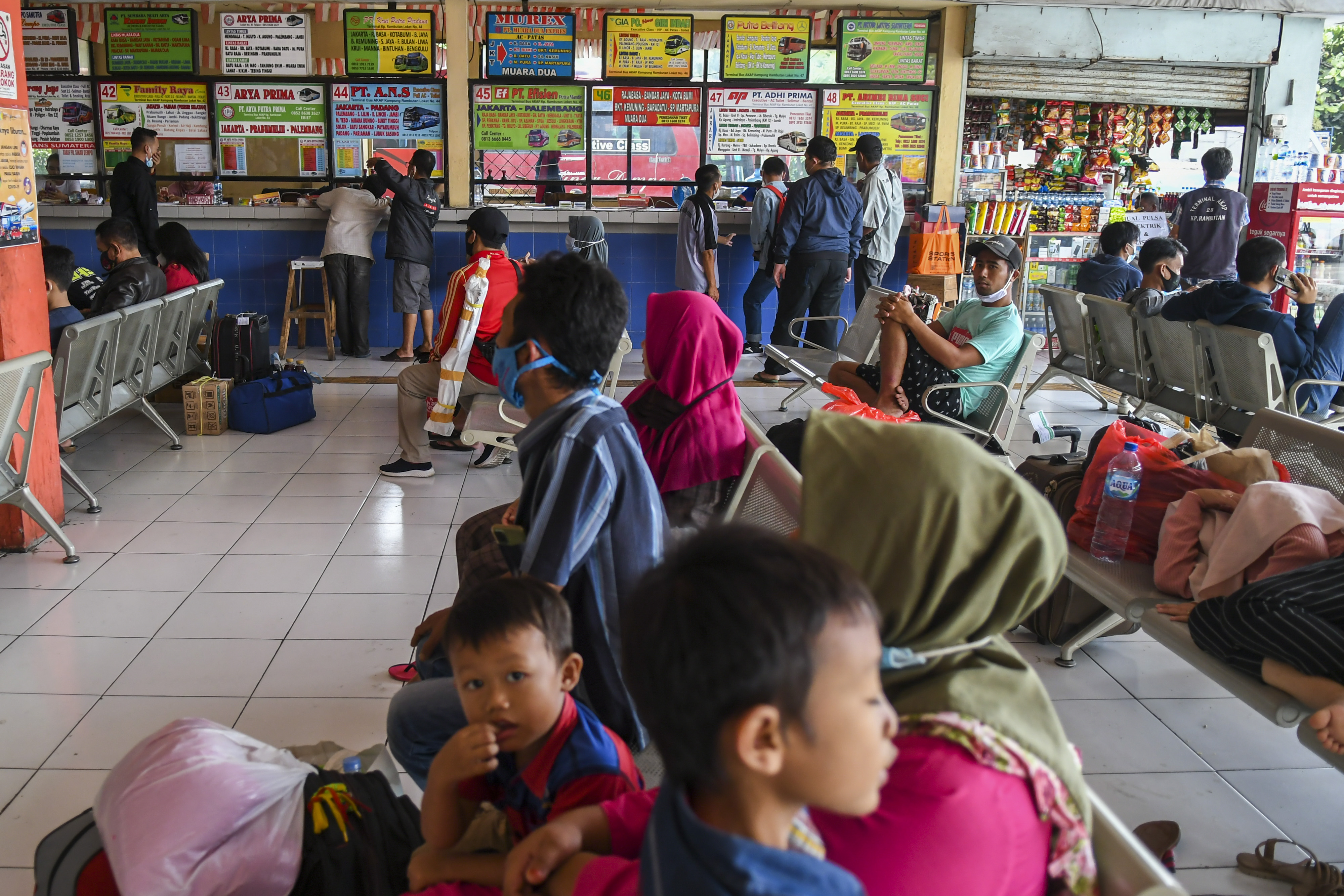  Penumpang menaiki bus di Terminal Kampung Rambutan, Jakarta, Rabu (21/4/2021)