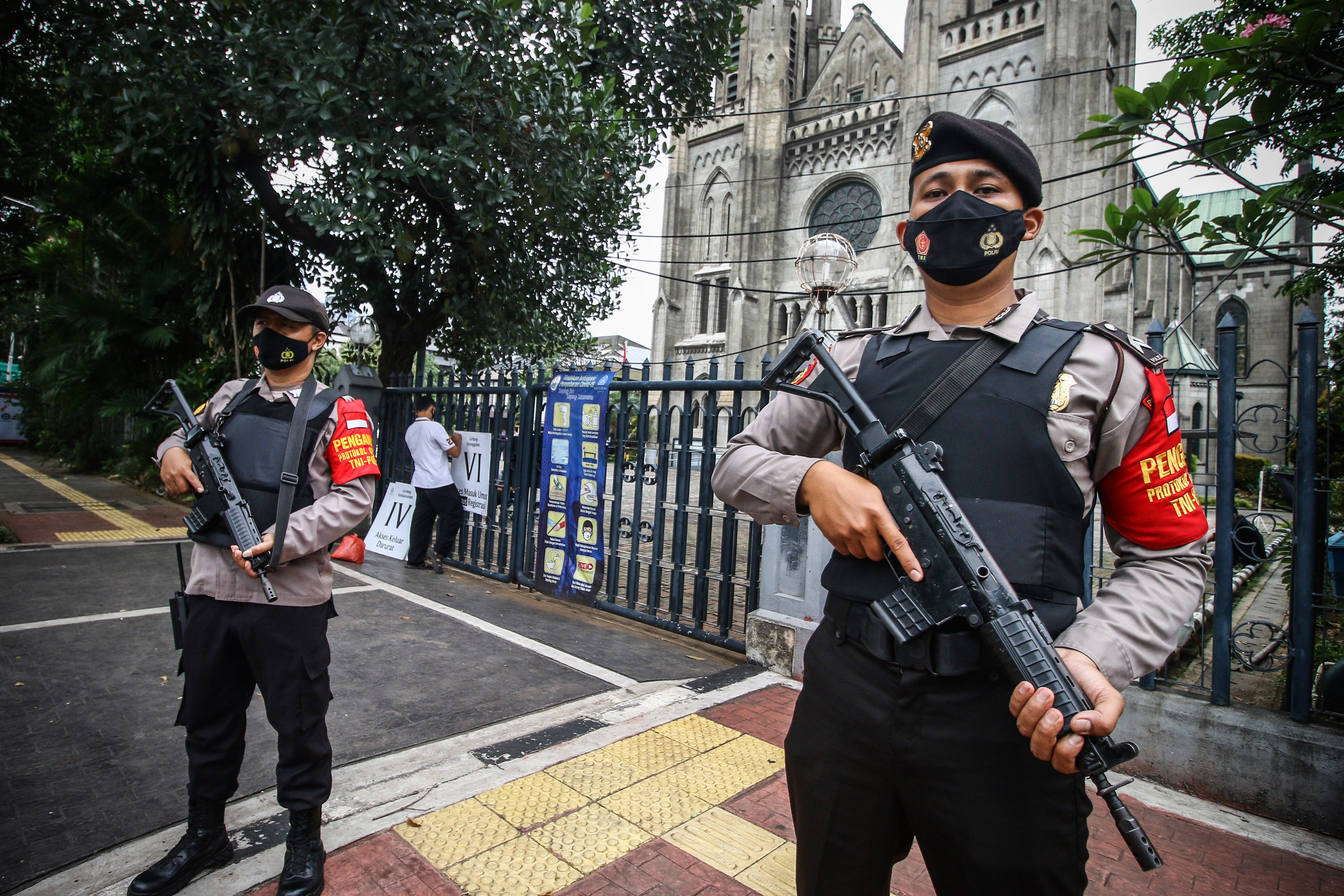 Aparat kepolisian berjaga di depan Gereja Katedral, Jakarta, hari ini.