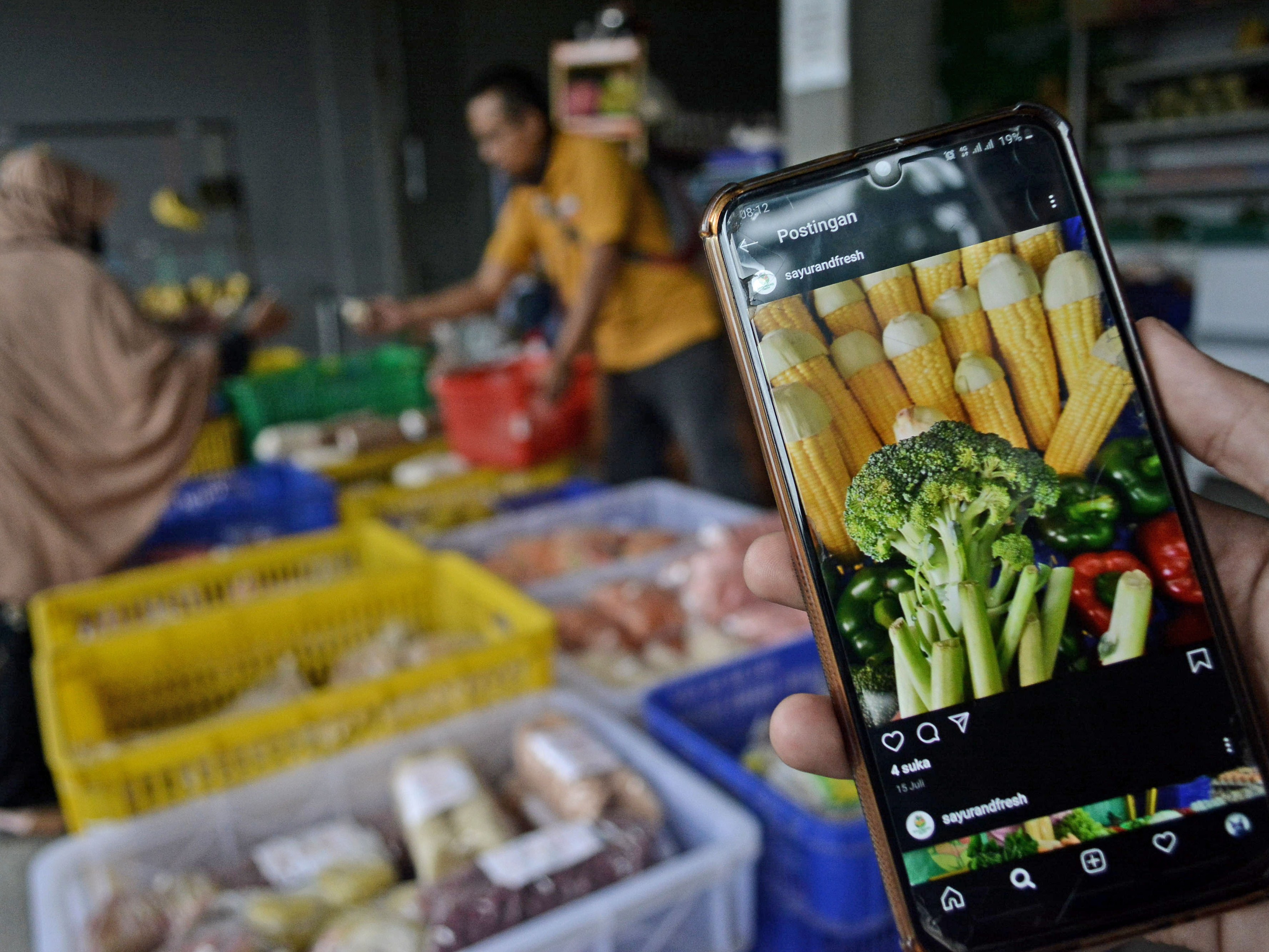 Warga memesan sayuran melalui platform media sosial toko Sayurand Fresh di Garut Kota, Kabupaten Garut, Jawa Barat, beberapa waktu lalu.