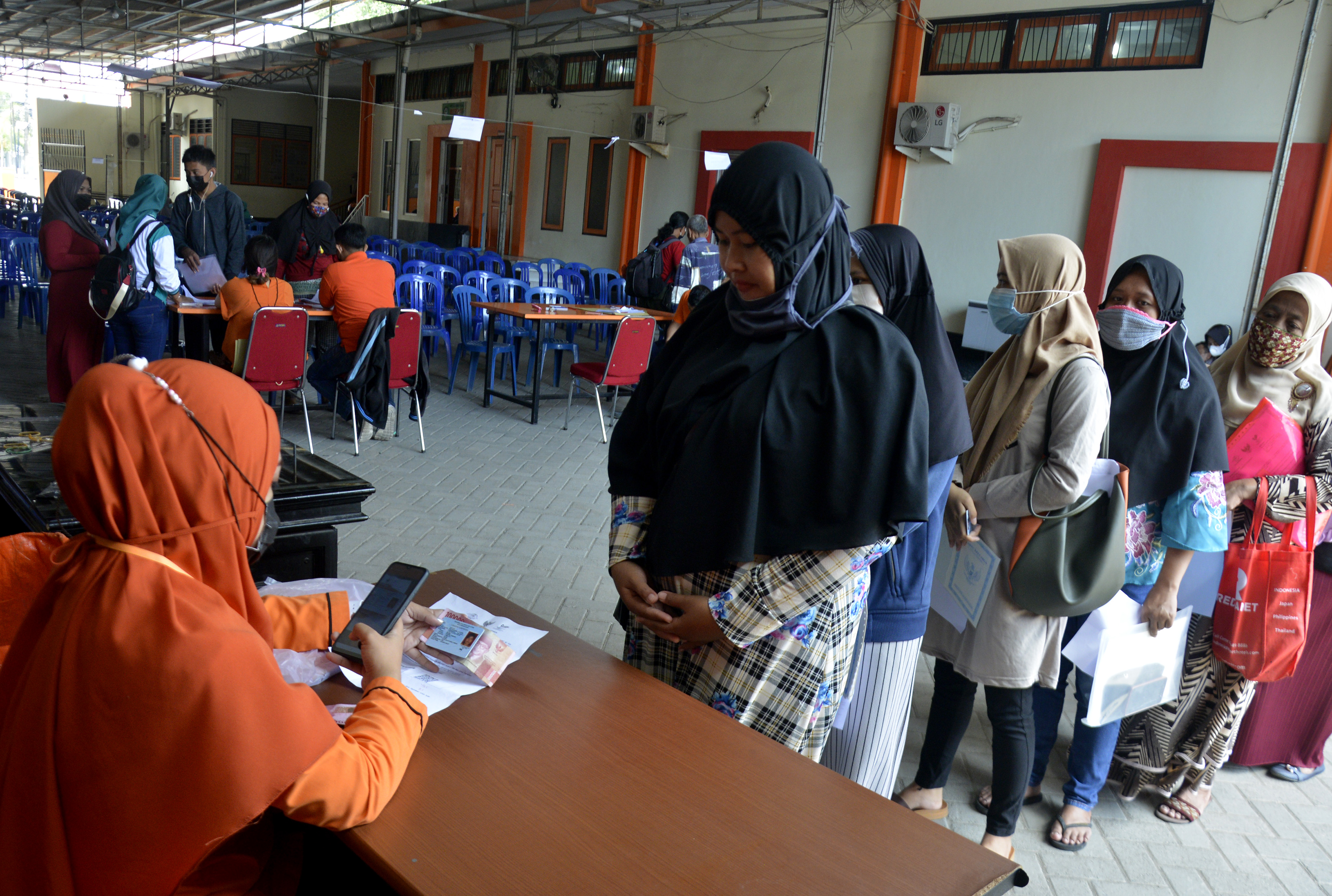 Penyerahan bantuan sosial tunai