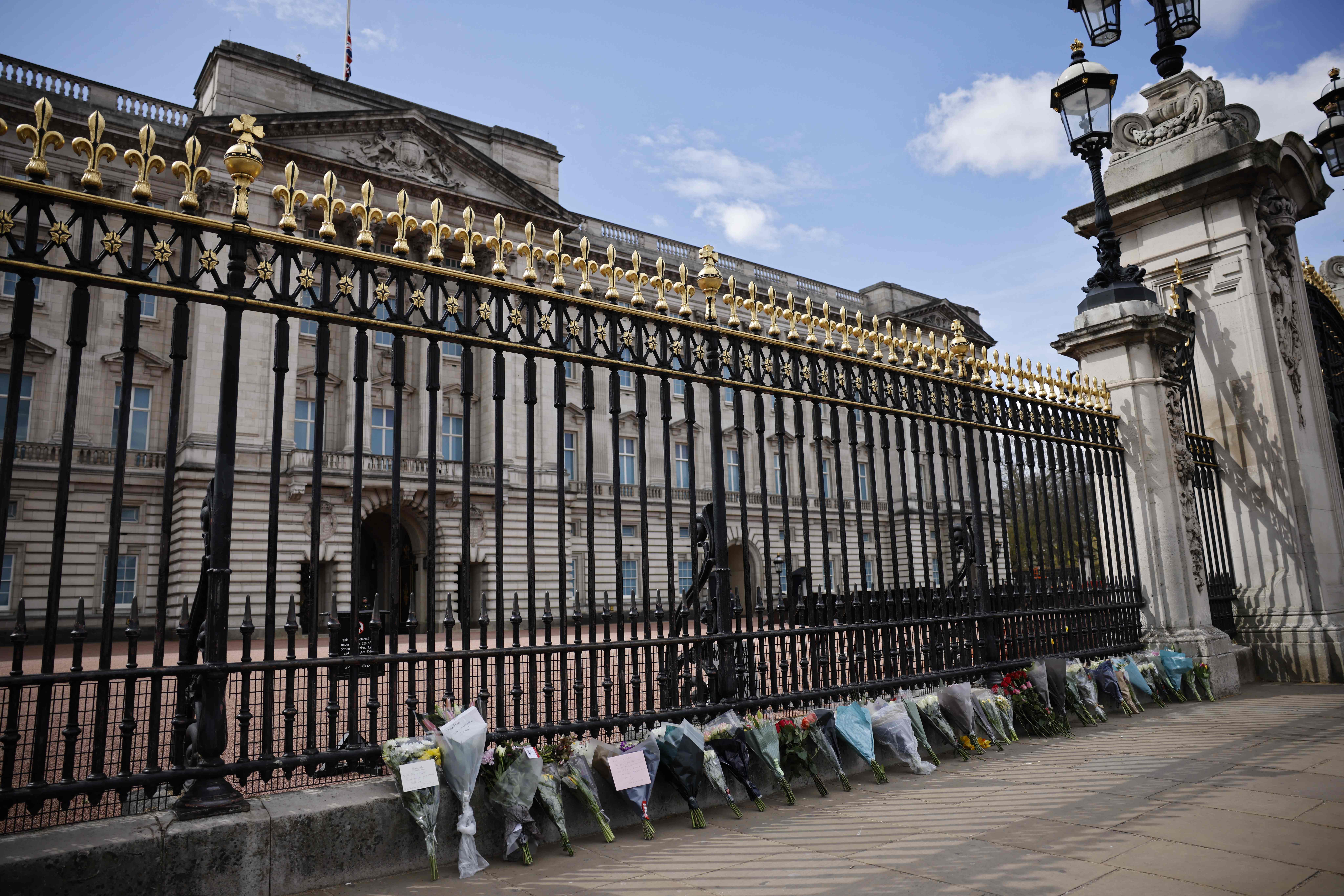 Bunga di depan istana Buckingham