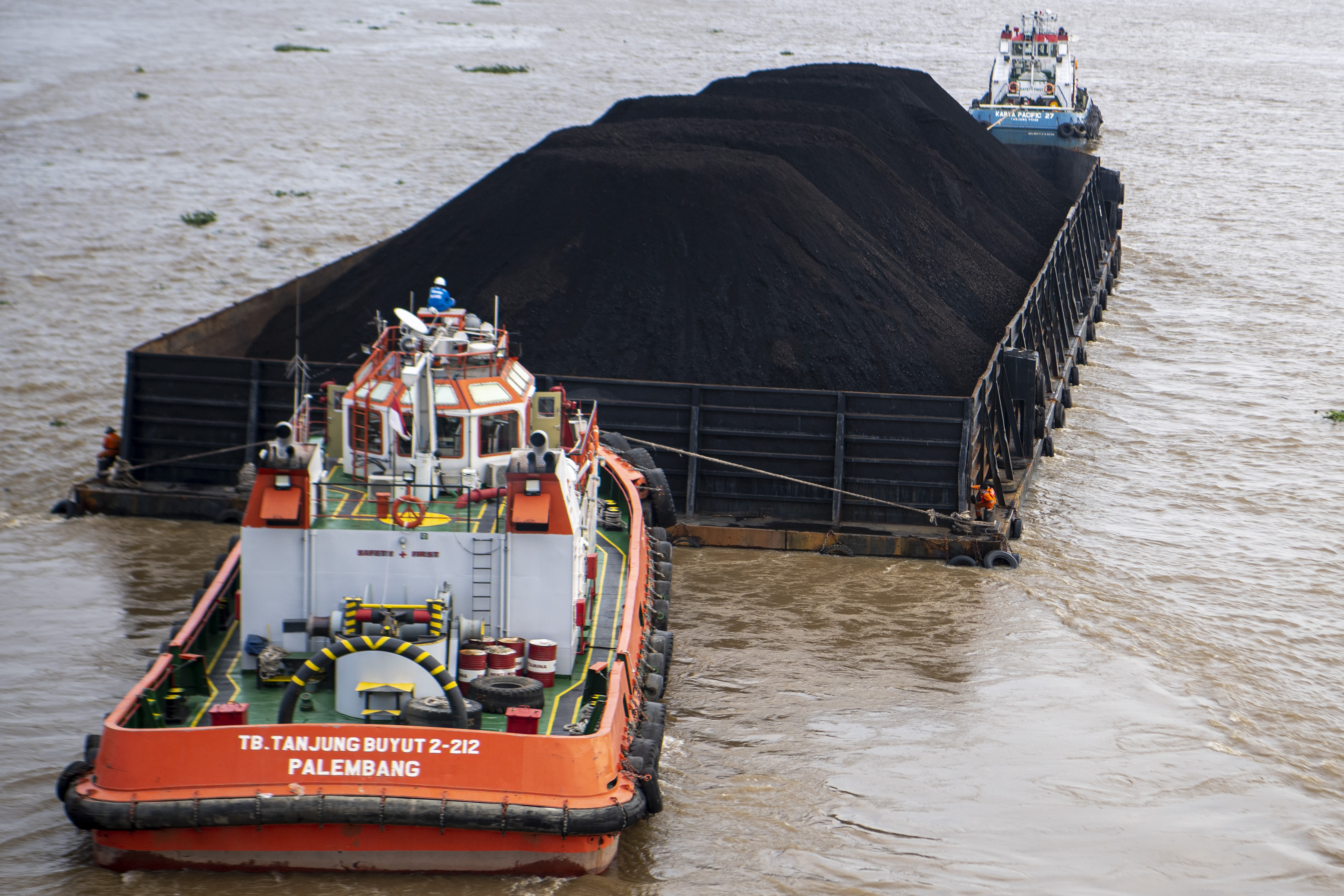 Kapal tongkang angkutan batu bara
