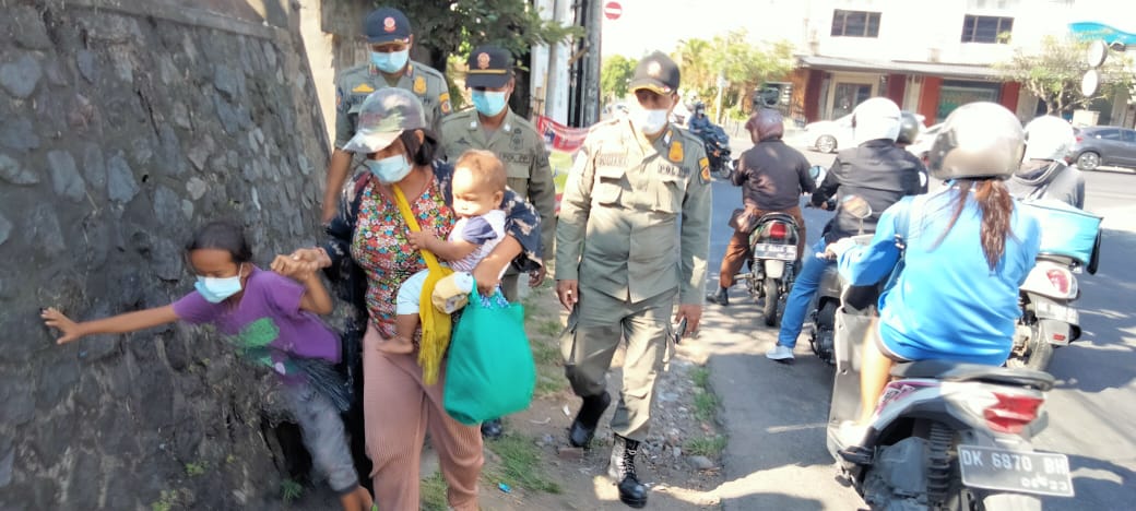 Satpol PP Kota Denpasar menertibkan puluhan gelandangan dan pengemis (gepeng), pedagang asongan serta pengamen, Jumat (30/4)