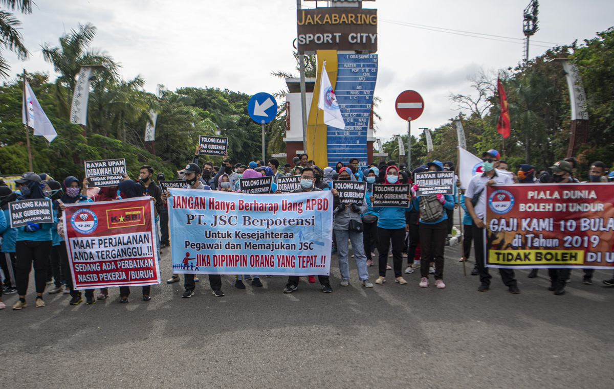 Sejumlah karyawan PT Jakabaring Sport City berunjuk rasa, Kamis (8/4) menuntut gaji selama 10 bulan pada 2019 dibayarkan. 