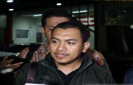 Pengacara Munarman, Aziz Yanuar, saat diwawancarai wartawan. 
