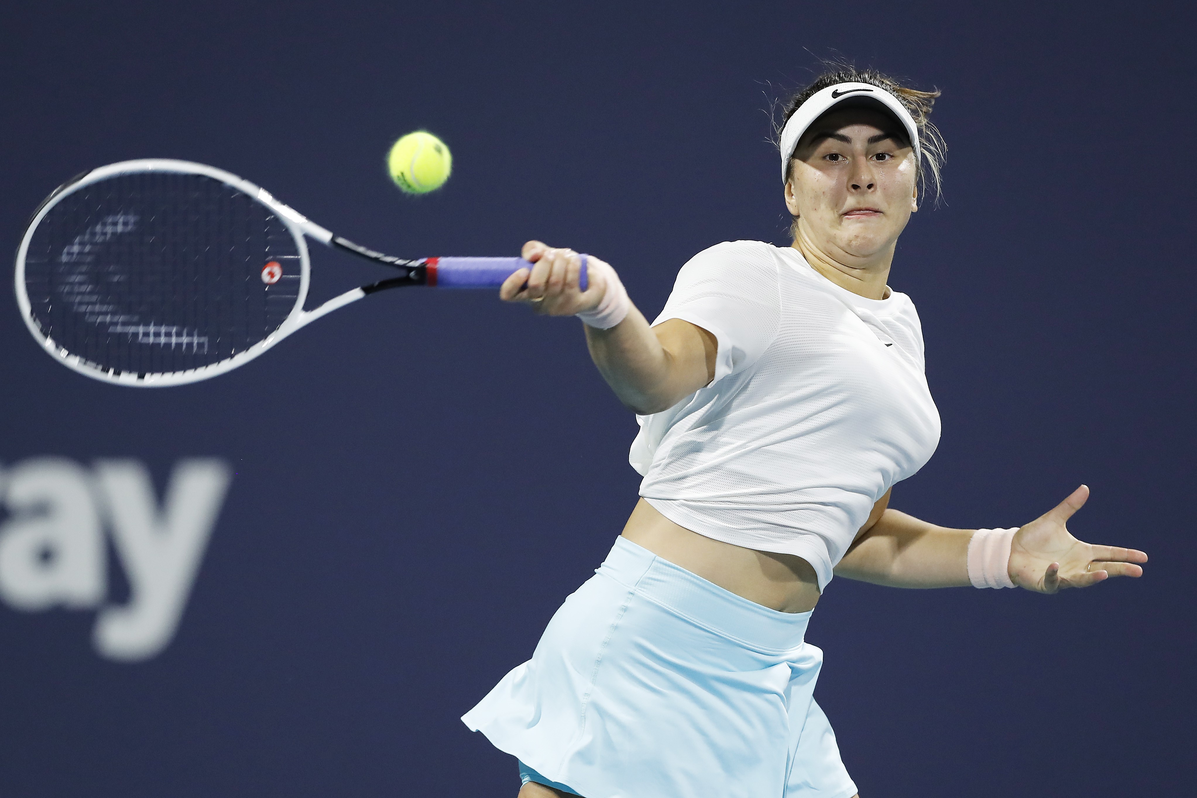 Petenis Kanada Bianca Andreescu berusaha mengemblaikan bola ke arah lawannya Maria Sakkari dari Yunani di semifinal Miami Terbuka 2021.
