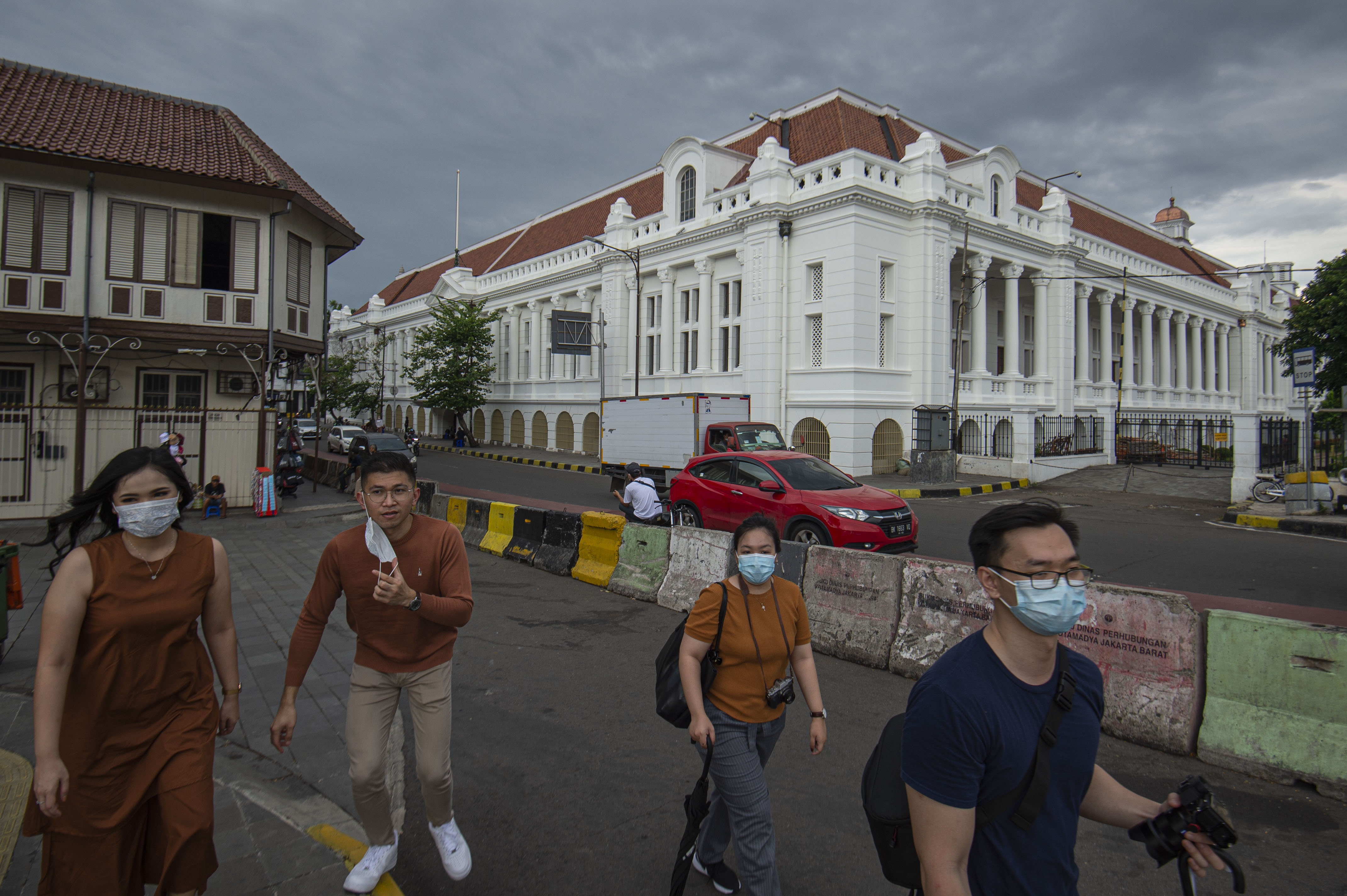 Ilustrasi wisatawan saat menikmati kawasan Kota Tua, Jakarta.